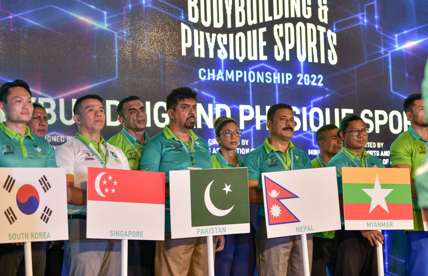 ރާއްޖޭގައި ބާއްވާ އޭޝިއާގެ ބޮޑީ ބިލްޑިން އަދި ފިޒިކް ސްޕޯޓްސް ޗެމްޕިއަންޝިޕް އިފުތިތާހު ކުރުމަށް ކ. މާފުށީގެ ބީޗް ސަރަހައްދުގައި ބޭއްވި ހަފުލާގައި މުބާރާތުގައި ވާދަކުރާ އެކި ގައުމުތައް ދައްކާލަނީ.--- ފޮޓޯ: ނިޝާން އަލީ/މިހާރު