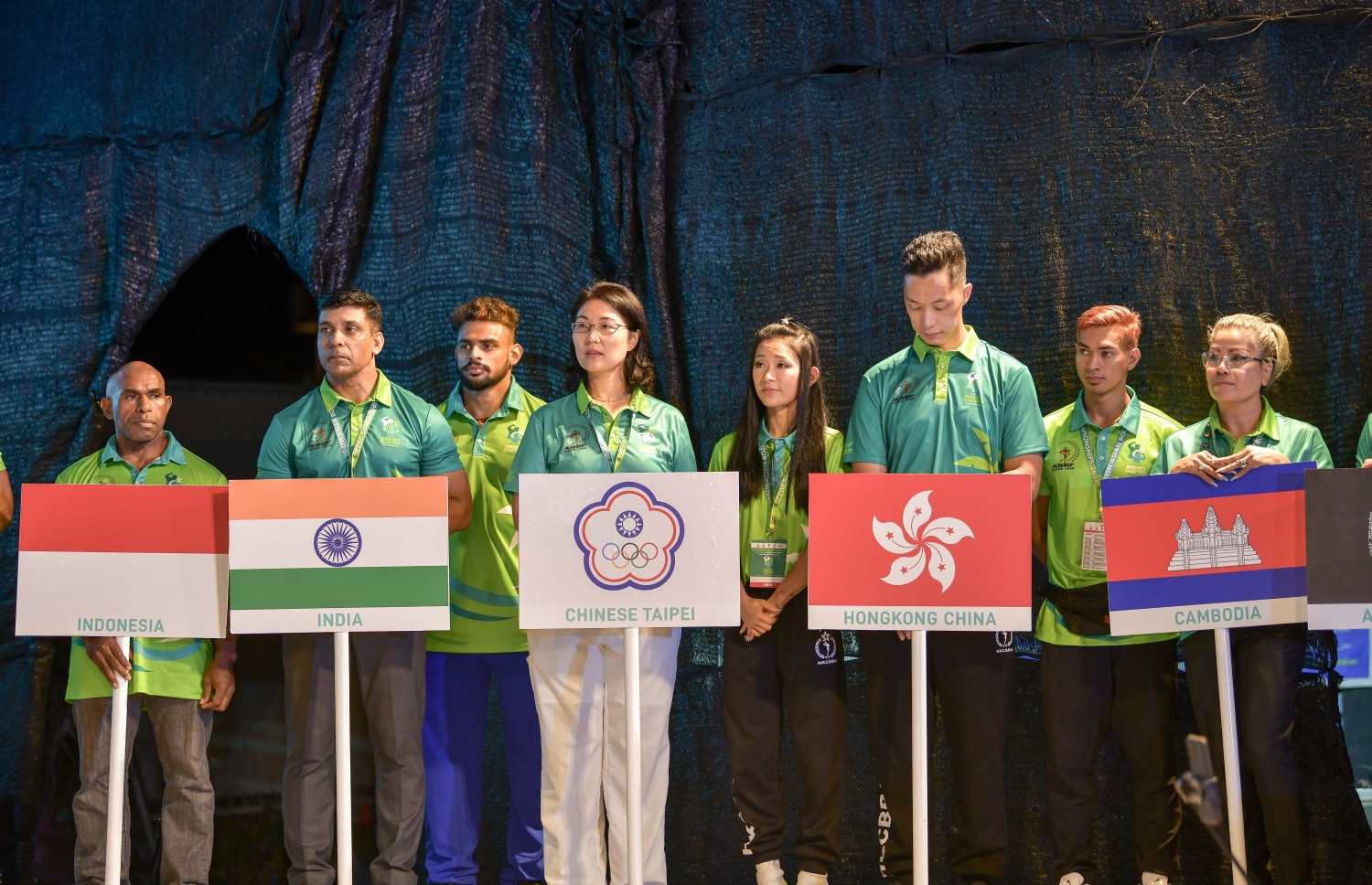 ރާއްޖޭގައި ބާއްވާ އޭޝިއާގެ ބޮޑީ ބިލްޑިން އަދި ފިޒިކް ސްޕޯޓްސް ޗެމްޕިއަންޝިޕް އިފުތިތާހު ކުރުމަށް ކ. މާފުށީގެ ބީޗް ސަރަހައްދުގައި ބޭއްވި ހަފުލާގައި މުބާރާތުގައި ވާދަކުރާ އެކި ގައުމުތައް ދައްކާލަނީ.--- ފޮޓޯ: ނިޝާން އަލީ/މިހާރު