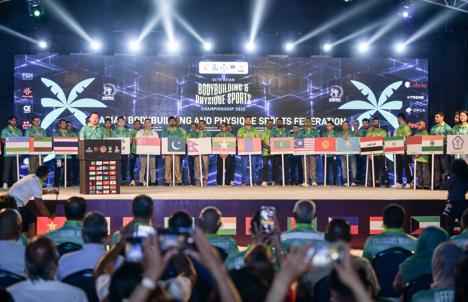 މުބާރާތް އިފްތިތާހް ކުރުމަށް ކ. މާފުށީގެ ބީޗް ސަރަހައްދުގައި ބޭއްވި ހަފުލާގައި މުބާރާތުގައި ވާދަކުރާ އެކި ގައުމުތައް ދައްކާލަނީ: އަފްޣާނިސްތާން ތަމްސީލު ކުރީ އަބްދުއްރަހްމާން --. ފޮޓޯ: ނިޝާން އަލީ | މިހާރު