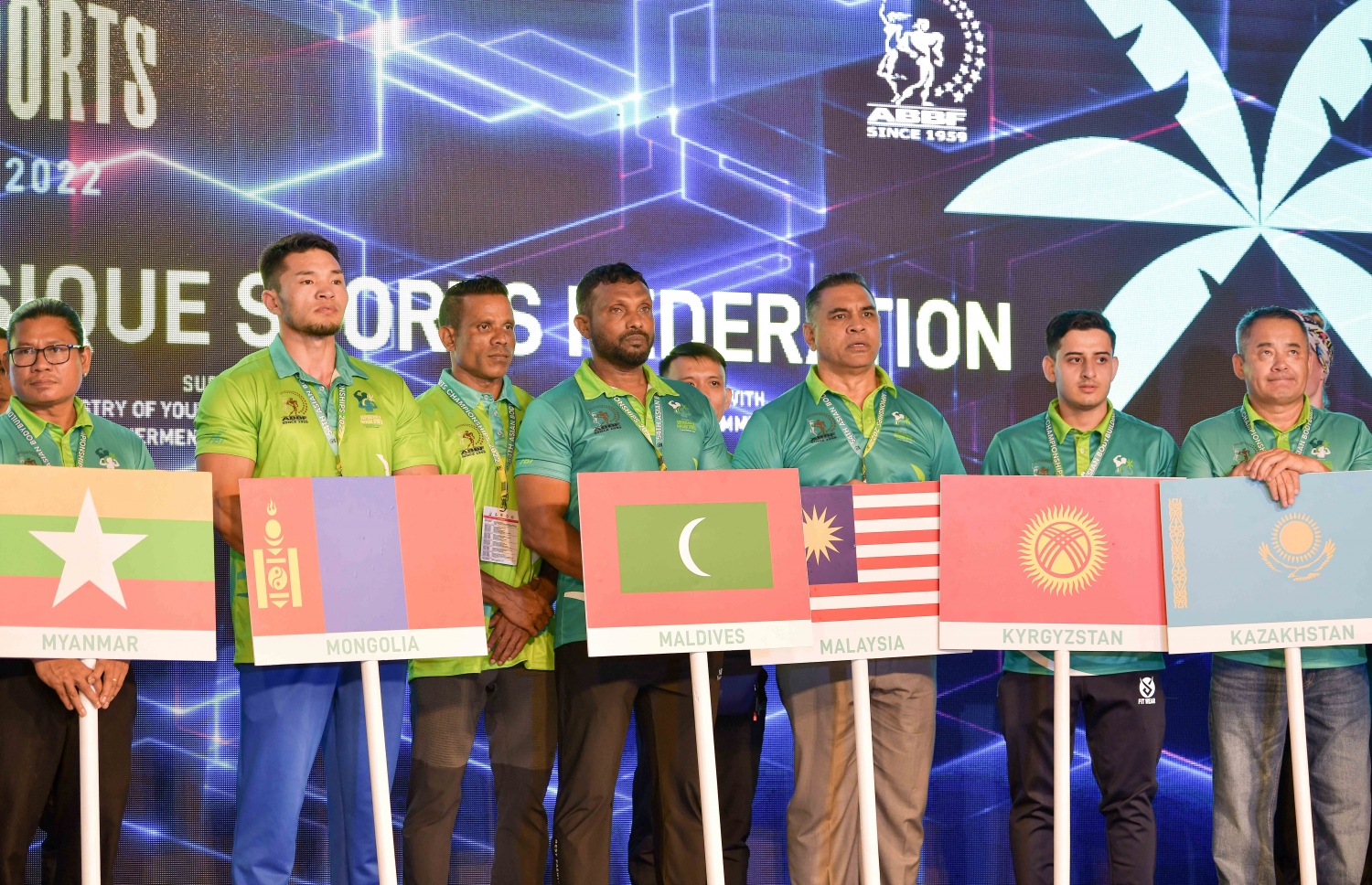 ރާއްޖޭގައި ބާއްވާ އޭޝިއާގެ ބޮޑީ ބިލްޑިން އަދި ފިޒިކް ސްޕޯޓްސް ޗެމްޕިއަންޝިޕް އިފުތިތާހު ކުރުމަށް ކ. މާފުށީގެ ބީޗް ސަރަހައްދުގައި ބޭއްވި ހަފުލާގައި މުބާރާތުގައި ވާދަކުރާ އެކި ގައުމުތައް ދައްކާލަނީ.--- ފޮޓޯ: ނިޝާން އަލީ/މިހާރު