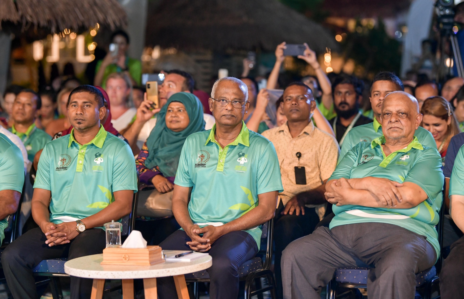ރާއްޖޭގައި ބާއްވާ އޭޝިއާގެ ބޮޑީ ބިލްޑިން އަދި ފިޒިކް ސްޕޯޓްސް ޗެމްޕިއަންޝިޕް އިފުތިތާހު ކުރުމަށް ކ. މާފުށީގެ ބީޗް ސަރަހައްދުގައި އޮތް ހަފުލާގައި ރައީސް އިބްރާހިމް މުހައްމަދު ސޯލިހާއި ޔޫތް މިނިސްޓަރު އަހްމަދު މަހްލޫފް ގެ އިތުރުން އޭބީއެފްގެ ރައީސް ޕޯލް ޗުއާ (ކ) ބައިވެރިވެވަޑައިގަންނަވަނީ.--- ފޮޓޯ: ނިޝާން އަލީ/މިހާރު