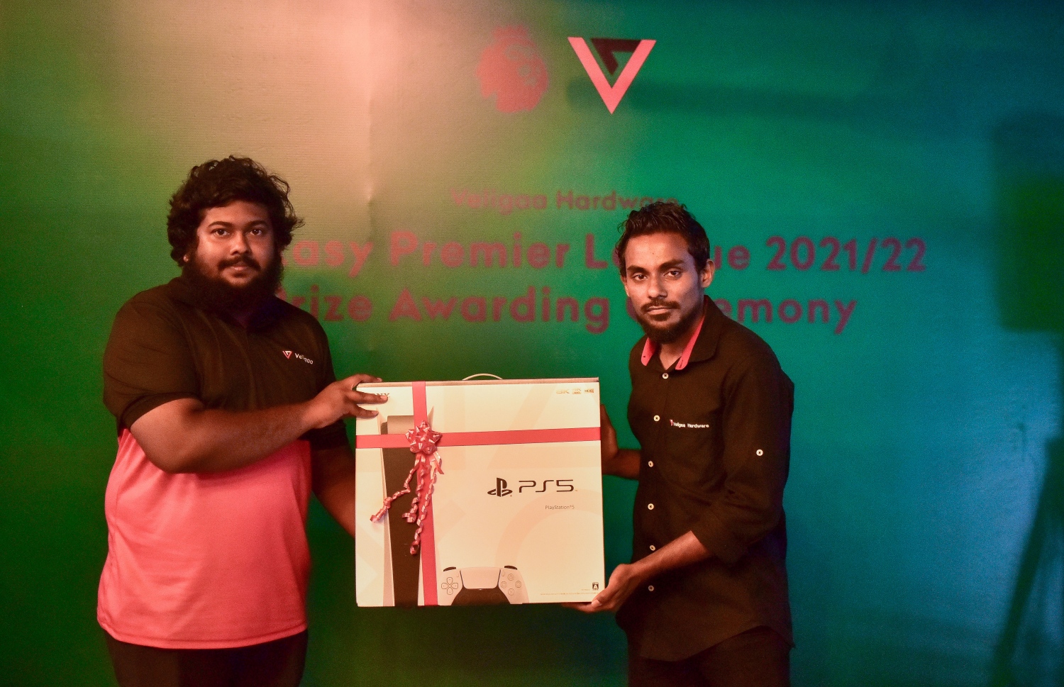 ވެލިގާގެ މުވަޒައްފުންގެ މެދުގައި އޮތް ލީގުން އެއް ވަނަ ލިބުނު މުހައްމަދު ހާޒިމް އިނާމާ ހަވާލު ވަނީ -- ފޮޓޯ: ފަޔާޒް މޫސާ | މިހާރު