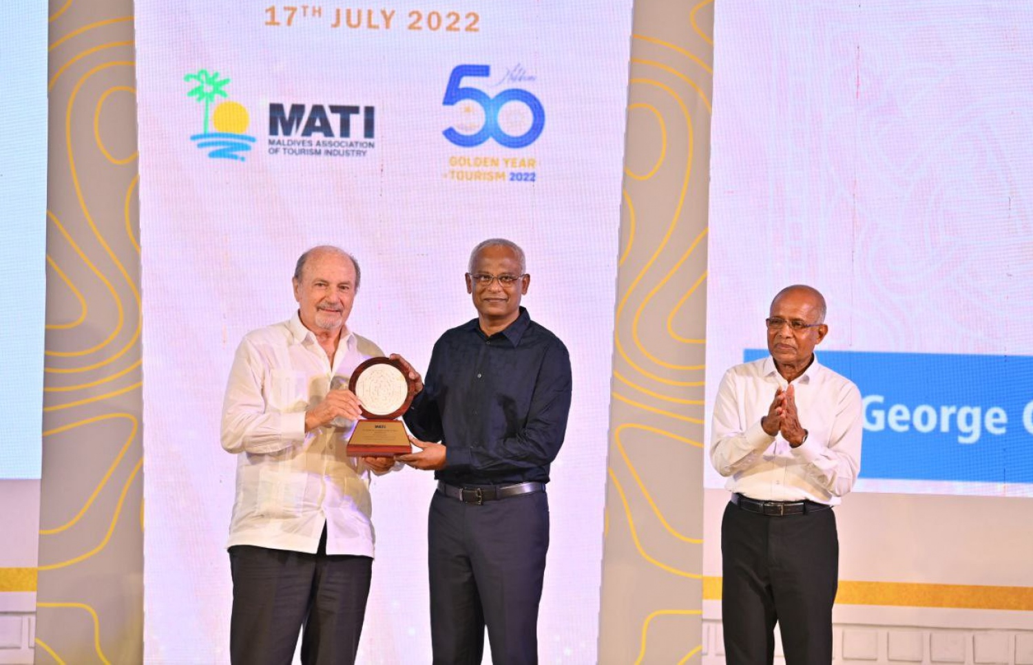 ޓޫރިޒަމްގެ އެއް ބާނީ ކޯބިން އަށް ރައީސް އެވޯޑު ދެއްވަނީ -- ފޮޓޯ: ރައީސް އޮފީސް