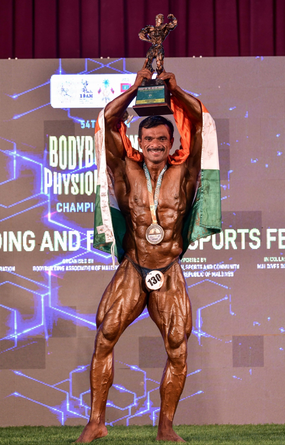 ރާއްޖޭގައި މިއަދު ފެށި އޭޝިއާގެ ބޮޑީ ބިލްޑިން ޗެމްޕިއަންޝިޕްގައި މިއަދު ކުރިއަށް ގެންދިޔަ އިވެންޓަކުން 1 ވަނަ ހޯދި އިންޑިއާގެ އެތުލީޓަކު ޓްރޮފީއާއެކު.--- ފޮޓޯ: ނިޝާން އަލީ/މިހާރު