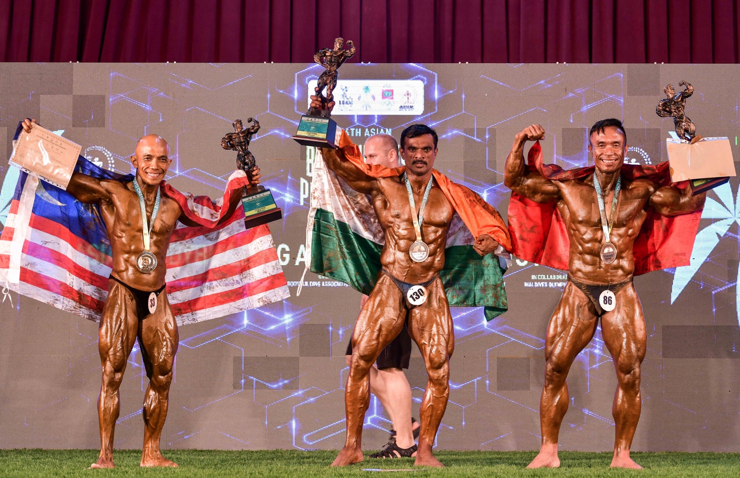 ރާއްޖޭގައި މިއަދު ފެށި އޭޝިއާގެ ބޮޑީ ބިލްޑިން ޗެމްޕިއަންޝިޕްގައި މިއަދު ކުރިއަށް ގެންދިޔަ އިވެންޓްތަކުގެ ވަނަތަކަށް ދިޔަ ބައިވެރިން މެޑަލްއާއެކު.--- ފޮޓޯ: ނިޝާން އަލީ/މިހާރު