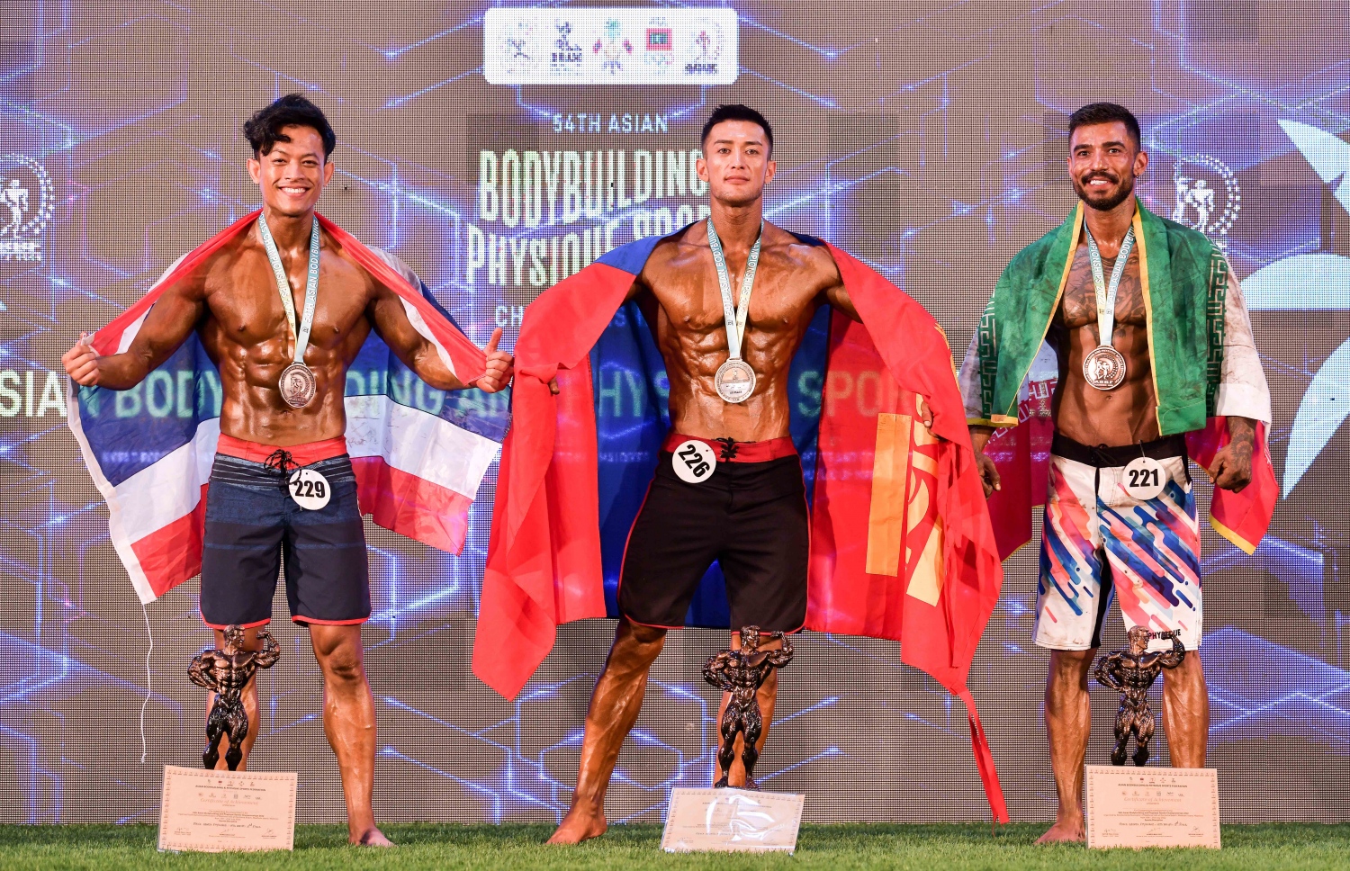 ރާއްޖޭގައި މިއަދު ފެށި އޭޝިއާގެ ބޮޑީ ބިލްޑިން ޗެމްޕިއަންޝިޕްގައި މިއަދު ކުރިއަށް ގެންދިޔަ އިވެންޓްތަކުގެ ވަނަތަކަށް ދިޔަ ބައިވެރިން މެޑަލްއާއެކު.--- ފޮޓޯ: ނިޝާން އަލީ/މިހާރު