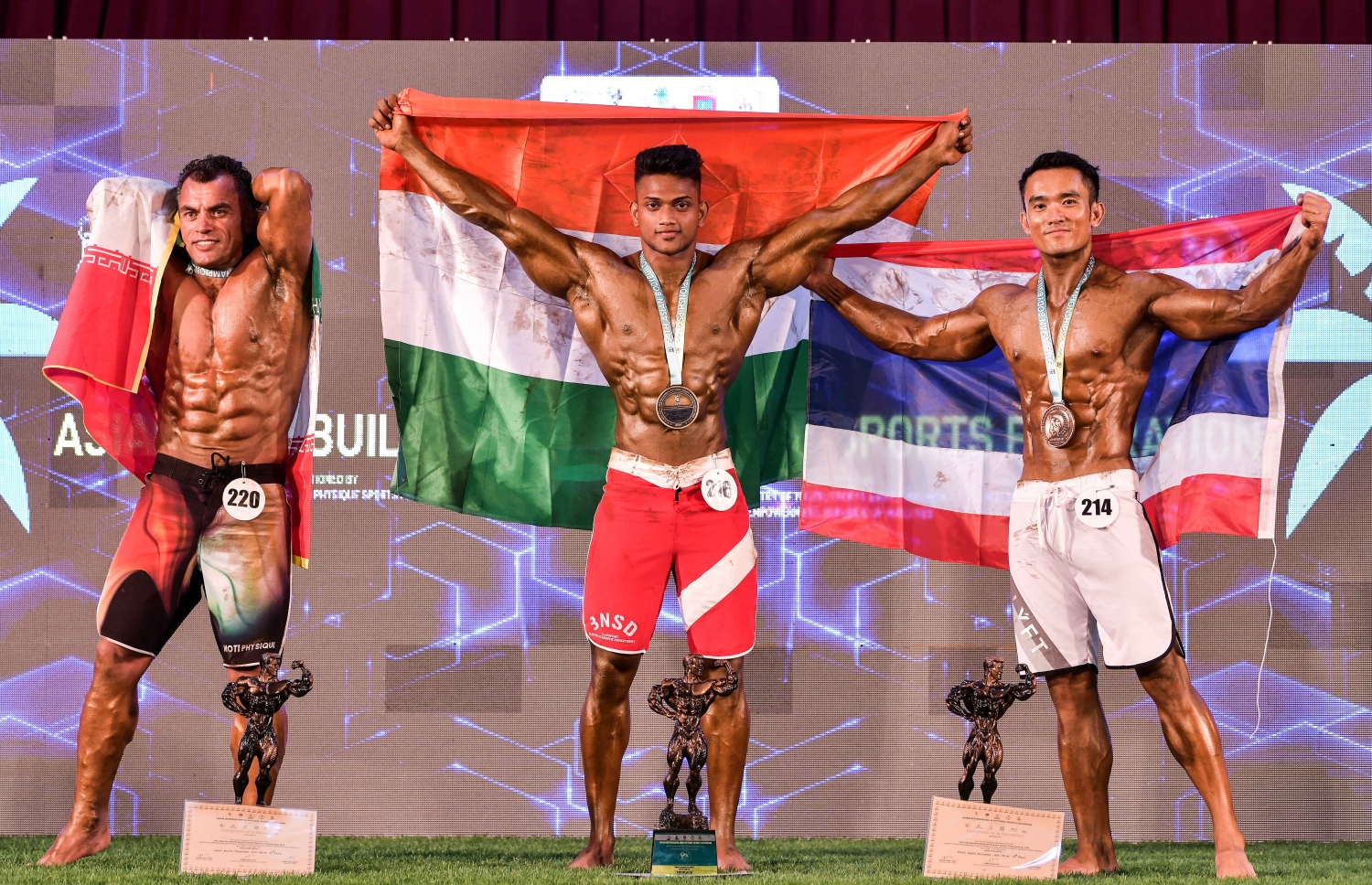 ރާއްޖޭގައި މިއަދު ފެށި އޭޝިއާގެ ބޮޑީ ބިލްޑިން ޗެމްޕިއަންޝިޕްގައި މިއަދު ކުރިއަށް ގެންދިޔަ އިވެންޓްތަކުގެ ވަނަތަކަށް ދިޔަ ބައިވެރިން މެޑަލްއާއެކު.--- ފޮޓޯ: ނިޝާން އަލީ/މިހާރު