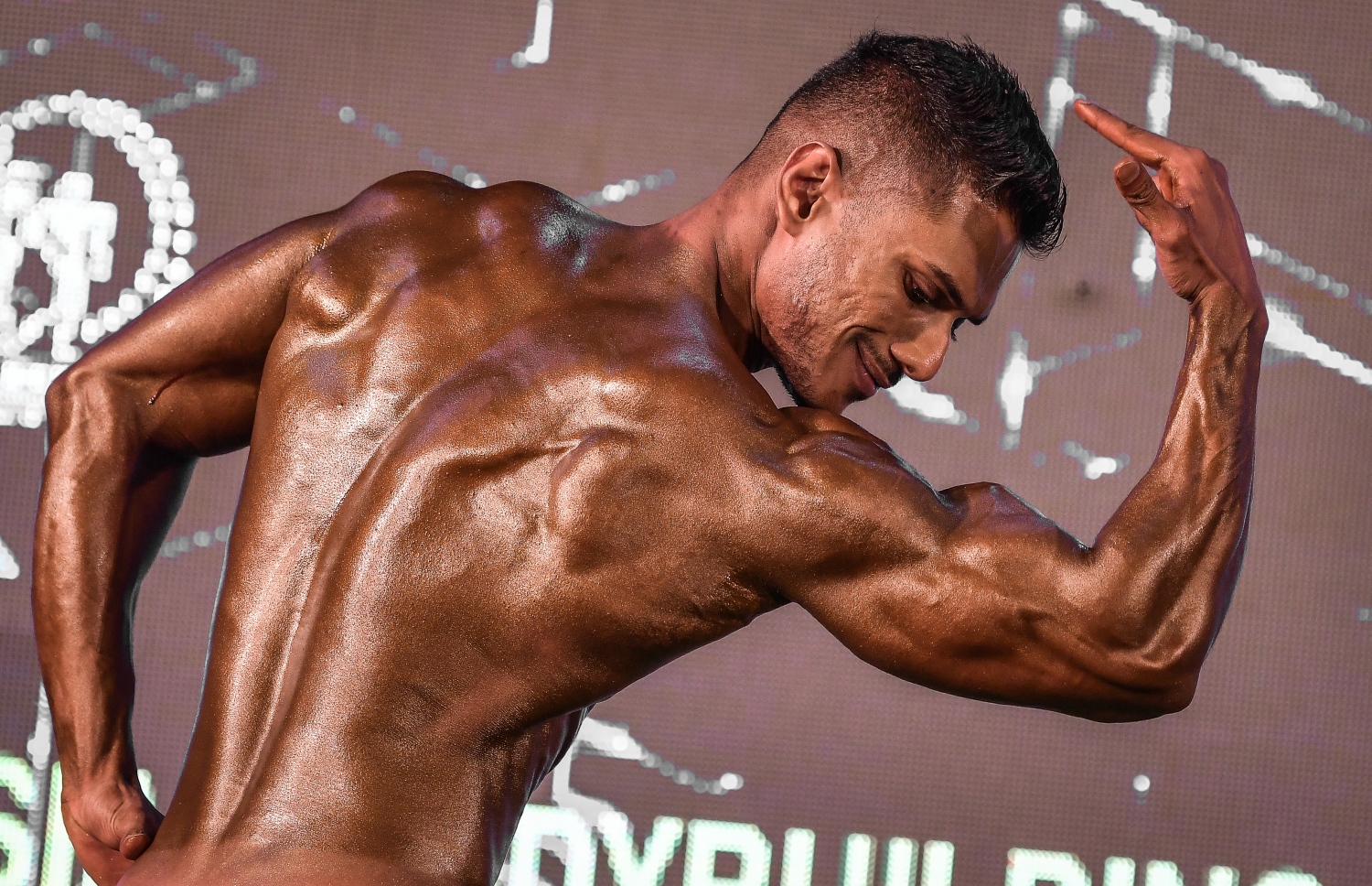 ރާއްޖޭގައި މިއަދު ފެށި އޭޝިއާގެ ބޮޑީ ބިލްޑިން ޗެމްޕިއަންޝިޕްގައި މިއަދު ކުރިއަށް ގެންދިޔަ އިވެންޓެއްގައި ދިވެހި އެތުލީޓް ލިޔާއު ވަހީދު އޭނާގެ ހަށިގަނޑު ދައްކާލަނީ.--- ފޮޓޯ: ނިޝާން އަލީ/މިހާރު