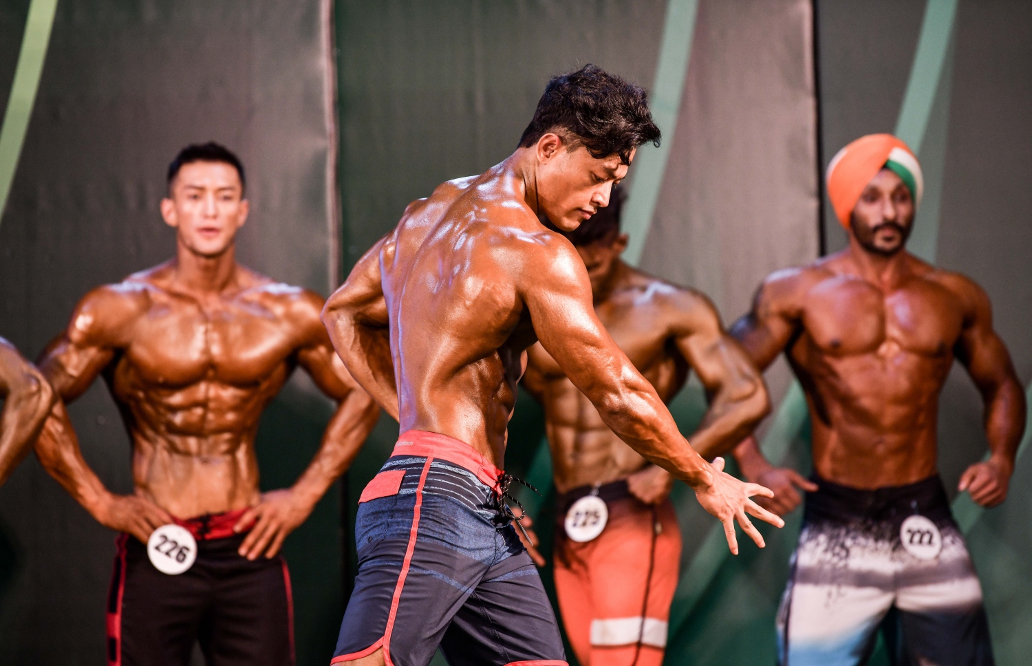 ރާއްޖޭގައި މިއަދު ފެށި އޭޝިއާގެ ބޮޑީ ބިލްޑިން ޗެމްޕިއަންޝިޕްގެ އިވެންޓެއްގައި އެކި ގައުމުގެ އެތުލީޓުން ވާދަކުރަނީ.--- ފޮޓޯ: ނިޝާން އަލީ/މިހާރު