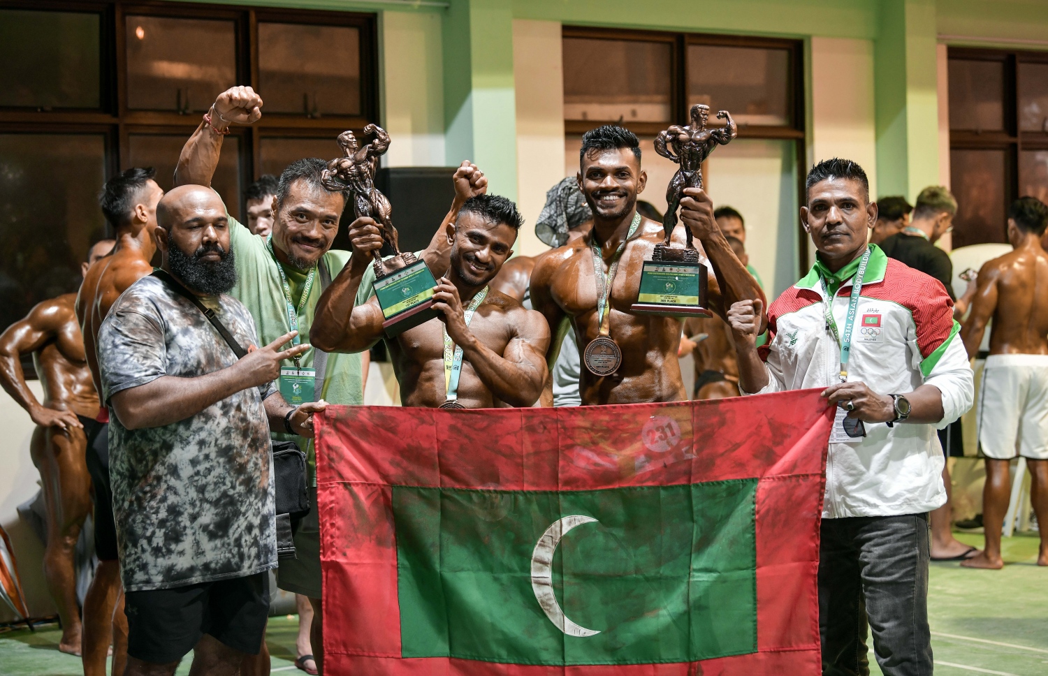 ރާއްޖޭގައި މިއަދު ފެށި އޭޝިއާގެ ބޮޑީ ބިލްޑިން މުބާރާތުގެ ސްޕޯޓް ފިޒިކް 170 ސީއެމް ކެޓަގަރީން 1 ވަނަ ހޯދި ދިވެހި އެޓުލީޓް އަޒުނީން ރަޝާދު އަދި މުހައްމަދު އިމްރާހް ފޮޓޯއަކަށް ހުއްޓިގެން.--- ފޮޓޯ: ނިޝާން އަލީ/މިހާރު