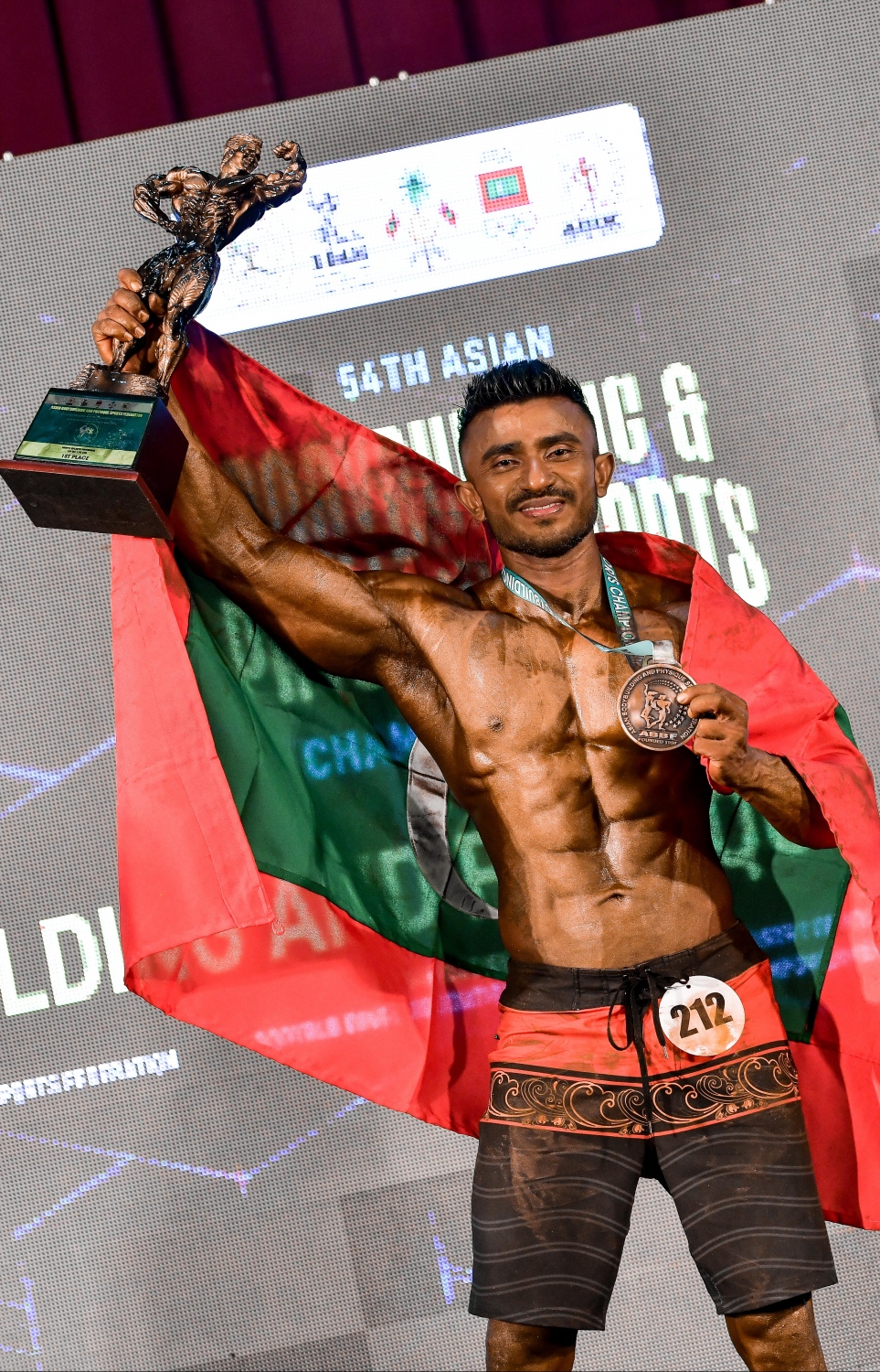 އޭޝިއާގެ ބޮޑީ ބިލްޑިން މުބާރާތުގެ ސްޕޯޓް ފިޒިކް 170 ސީއެމް ކެޓަގަރީ އިން ރަން މެޑަލް ހޯދުމަށް ފަހު އަޒުނީން މެޑައްޔާއި ޓްރޮފީ ދައްކާލަނީ  --. ފޮޓޯ: ނިޝާން އަލީ | މިހާރު