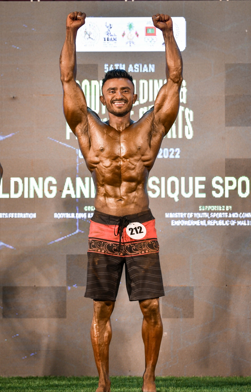 ރާއްޖޭގައި މިއަދު ފެށި އޭޝިއާގެ ބޮޑީ ބިލްޑިން މުބާރާތުގެ ސްޕޯޓް ފިޒިކް 170 ސީއެމް ކެޓަގަރީން 1 ވަނަ ހޯދި ދިވެހި އެތުލީޓް އަޒުނީން ރަޝާދު.--- ފޮޓޯ: ނިޝާން އަލީ/މިހާރު