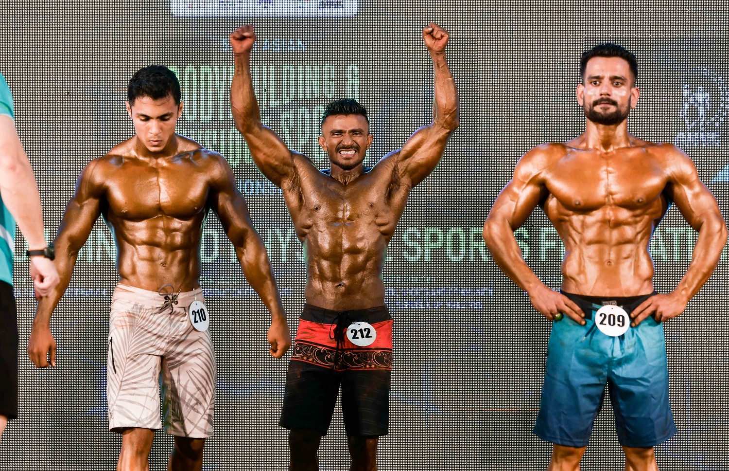 ރާއްޖޭގައި މިއަދު ފެށި އޭޝިއާގެ ބޮޑީ ބިލްޑިން މުބާރާތުގެ ސްޕޯޓް ފިޒިކް 170 ސީއެމް ކެޓަގަރީން 1 ވަނަ ހޯދި ދިވެހި އެތުލީޓް އަޒުނީން ރަޝާދު އުފާފާޅުކުރަނީ.--- ފޮޓޯ: ނިޝާން އަލީ/މިހާރު