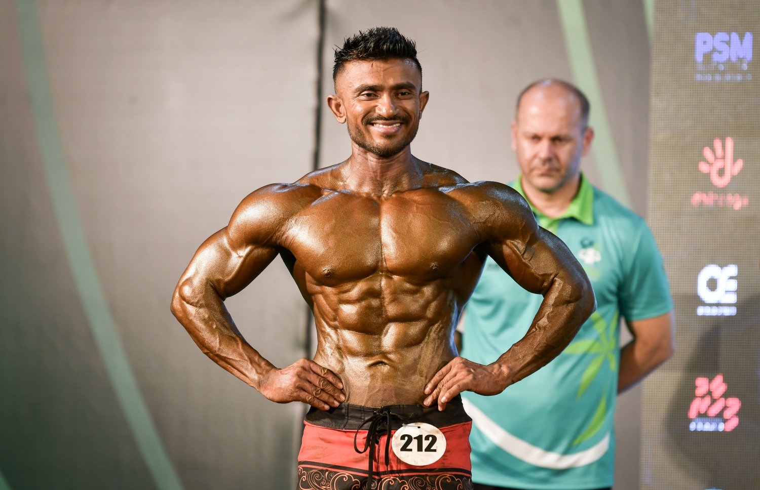 އޭޝިއާގެ ބޮޑީ ބިލްޑިން މުބާރާތުގެ ސްޕޯޓް ފިޒިކް 170 ސީއެމް ކެޓަގަރީގައި އަޒުނީން ޕާފޯމް ކުރަނީ: އޭނާ ވަނީ އެ ކެޓަގަރީން ރަން މެޑަލް ހޯދާފަ --. ފޮޓޯ: ނިޝާން އަލީ | މިހާރު