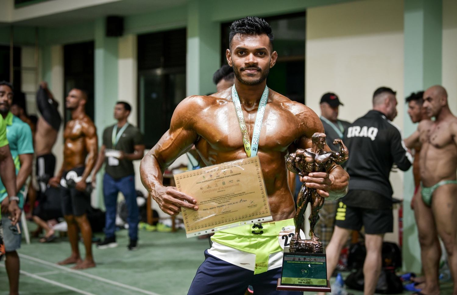 ސްޕޯޓް ފިޒިކް އޯވާ 180 ސީއެމް ކެޓަގަރީން ބްރޯންޒް މެޑަލް ހޯދި ދިވެހި އެތުލީޓް މުހައްމަދު އިމްރާހް މެޑަލްއާއެކު.--- ފޮޓޯ: ނިޝާން އަލީ/މިހާރު