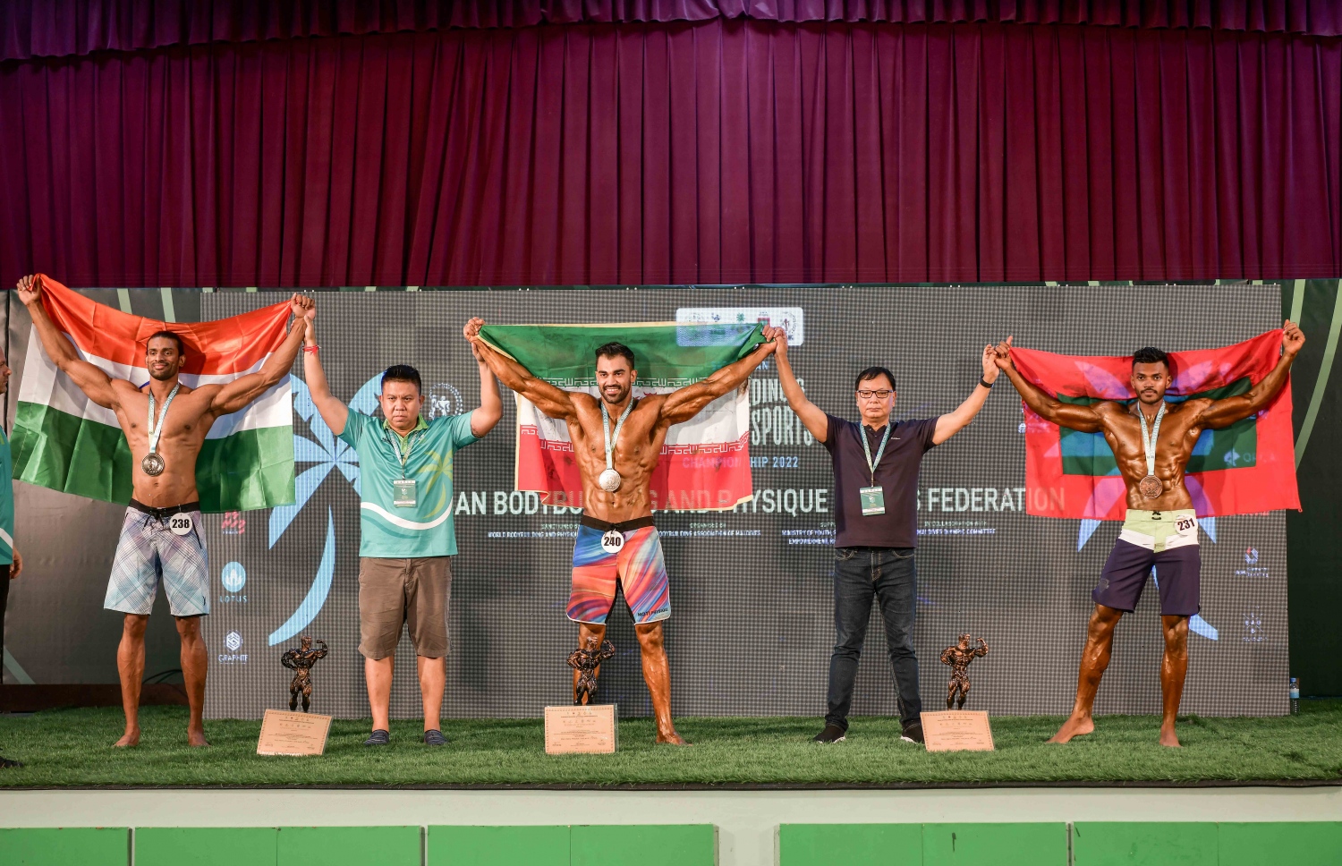 ސްޕޯޓް ފިޒިކް އޯވާ 180 ސީއެމް ކެޓަގަރީން ބްރޯންޒް މެޑަލް ހޯދި ދިވެހި އެތުލީޓް މުހައްމަދު އިމްރާހް (ކ) މެޑަލްއާއެކު.--- ފޮޓޯ: ނިޝާން އަލީ/މިހާރު