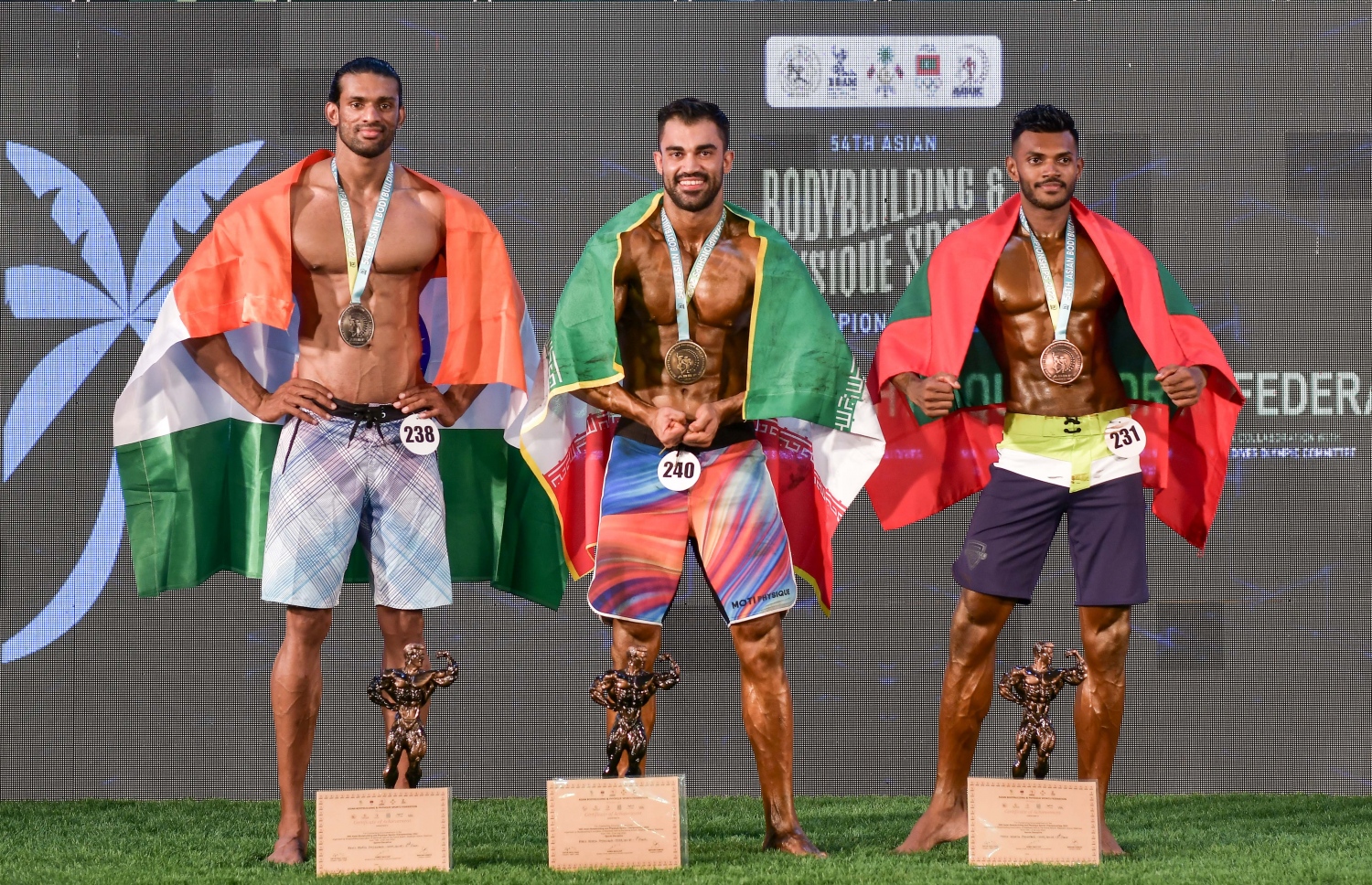 ސްޕޯޓް ފިޒިކް އޯވާ 180 ސީއެމް ކެޓަގަރީން ބްރޯންޒް މެޑަލް ހޯދި ރާއްޖޭގެ މުހައްމަދު އިމްރާހް (ކ) މެޑަލްއާއެކު.--- ފޮޓޯ: ނިޝާން އަލީ/މިހާރު