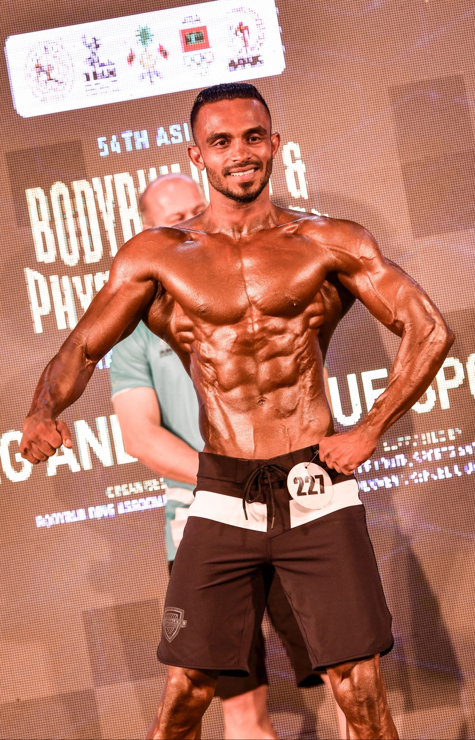 ރާއްޖޭގައި މިއަދު ފެށި އޭޝިއާގެ ބޮޑީ ބިލްޑިން ޗެމްޕިއަންޝިޕްގައި މިއަދު ކުރިއަށް ގެންދިޔަ އިވެންޓެއްގައި ދިވެހި އެތުލީޓް އަލީ ސިޔާމް ވާދަކުރަނީ: އޭނާ އަށް ލިބުނީ އެ ކެޓެގަރީން ފަސްވަނަ.--- ފޮޓޯ: ނިޝާން އަލީ/މިހާރު