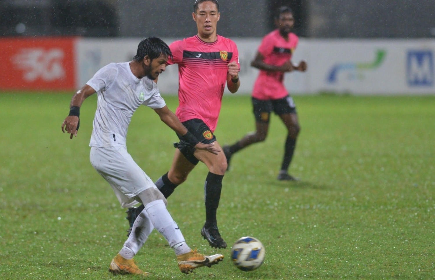 ޔޫވީ އާއި ގްރީން ކުޅުނު މެޗުގައި، ގްރީންގެ އަންކޮ، ބޯޅަ ކުރިއަށް ފޮނުވާލަނީ.-- ފޮޓޯ: އެފްއޭއެމް