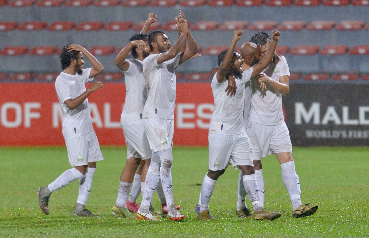 ގްރީންގެ ފުރަތަމަ ލަނޑު ޖެހުމަށް ފަހު ޓީމު ކުޅުންތެރިން އުފާފާޅުކުރަނީ.-- ފޮޓޯ: އެފްއޭއެމް
