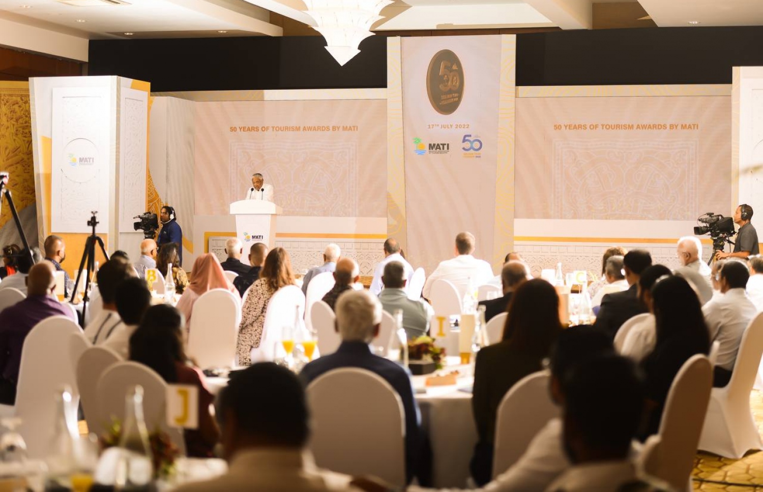 މަޓީއިން ބޭއްވި ހާއްސަ ރަސްމިއްޔާތުގެ ބައިވެރިން. މި ހަފްލާގައި 57 އެވޯޑެއް ދީފައިވޭ--ފޮޓޯ:މަޓީ