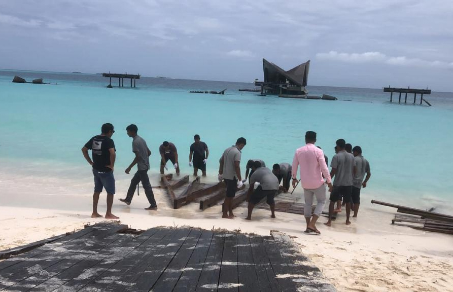 ޖޯލި މޯލްޑިވްސްގައި ގެއްލުންވި ފާލަމުން ބައިތައް އެއްގަމު ކުރަނީ ---ފޮޓޯ: ޖޯލި