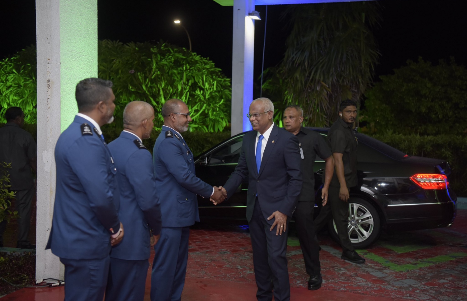 ކަސްޓަމްސްގެ އަހަރީ ދުވަހުގެ ޖަލްސާ އަށް ރައީސް އިބްރާހިމް މުހައްމަދު ސޯލިހު މިރޭ ވަޑައިގަތުމުން ކޮމިޝަނާ ޖެނެރަލް އޮފް ކަސްޓަމްސް އަބްދުﷲ ޝަރީފް މަރުހަބާ ދަންނަވަނީ.---ފޮޓޯ: ރައީސް އޮފީސް