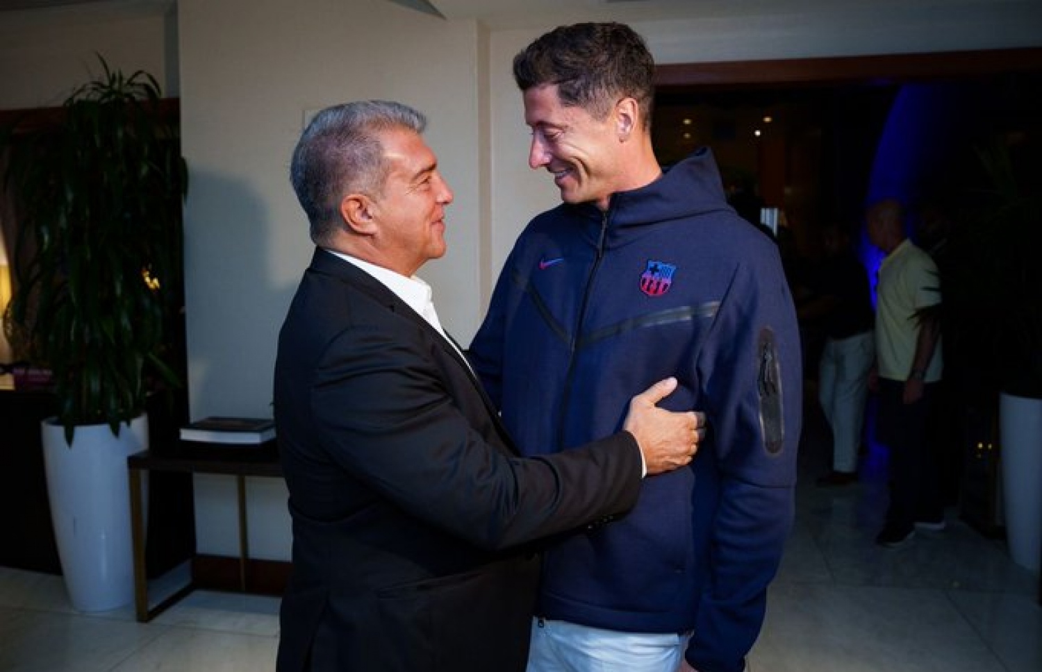 ލެވަންޑޯސްކީ މަޔާމީ ގައި، ބާސެލޯނާގެ ރައީސް ލަޕޯޓާ އާއެކު.-- ފޮޓޯ: ބާސެލޯނާ