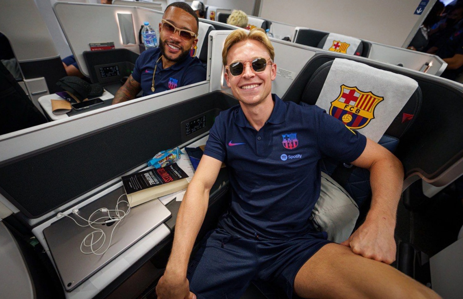 ޑި ޔޮން (ކ)، ބާސެލޯނާ ޓީމު އެމެރިކާ އަށް ދަތުރު ކުރި ފްލައިޓުގައި، ފޯވާޑް މެމްފިސް ޑިޕާއި އާއެކު.-- ފޮޓޯ: ބާސެލޯނާ