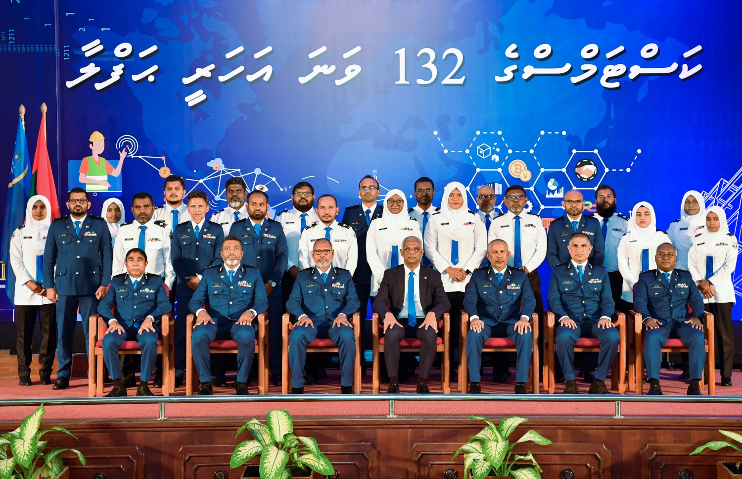 ކަސްޓަމްސްގެ 132 ވަނަ އަހަރީ ދުވަސް ފާހަގަކުރުމަށް ދަރުބާރުގޭގައި ބޭއްވި ޖަލްސާގައި ރައީސް މުހައްމަދު ސޯލިހު، ކަސްޓަމްސް އޮފިސަރުންނާއެކު ފޮޓޯއަކަށް އިށީންދެވަޑައިގެން -- ފޮޓޯ: ރައީސް އޮފީސް