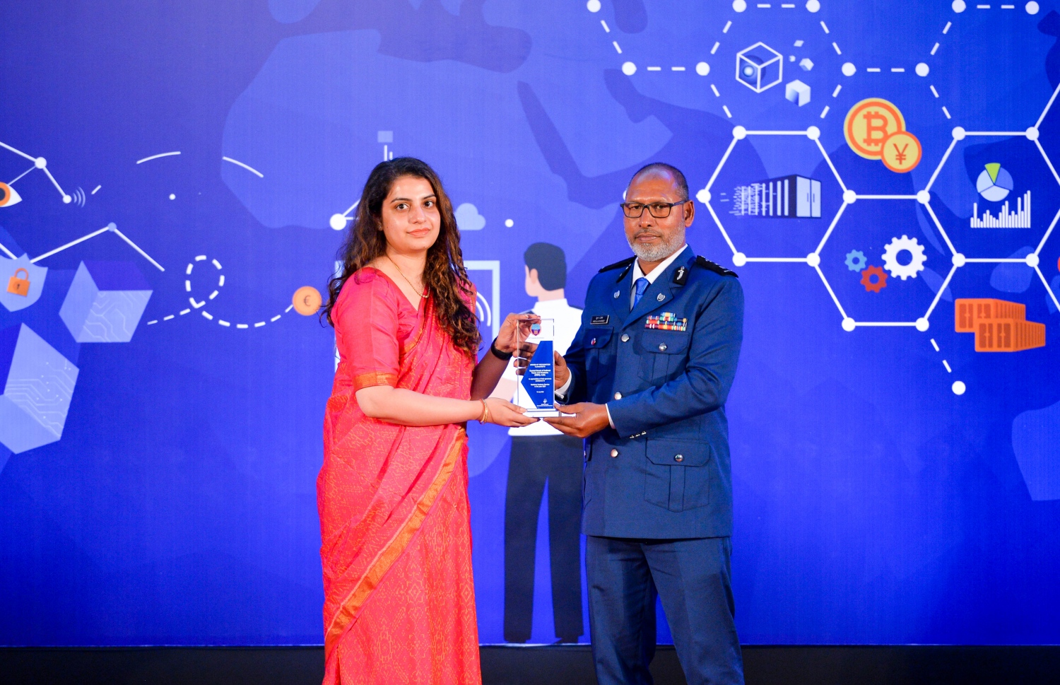 ކަސްޓަމްސްގެ 132 ވަނަ އަހަރީ ދުވަސް ފާހަގަކުރުމަށް ދަރުބާރުގޭގައި ބޭއްވި ޖަލްސާގައި ހެލްތު ކޮމިޝަނާ ޖެނެރަލް އޮފް ކަސްޓަމްސް އަބްދުﷲ ޝަރީފް(ކ)، ކަސްޓަމްސް އޮފިސަރަކަށް ހަނދާނީ ފިލައެއް ދެއްވަނީ -- ފޮޓޯ: ރައީސް އޮފީސް