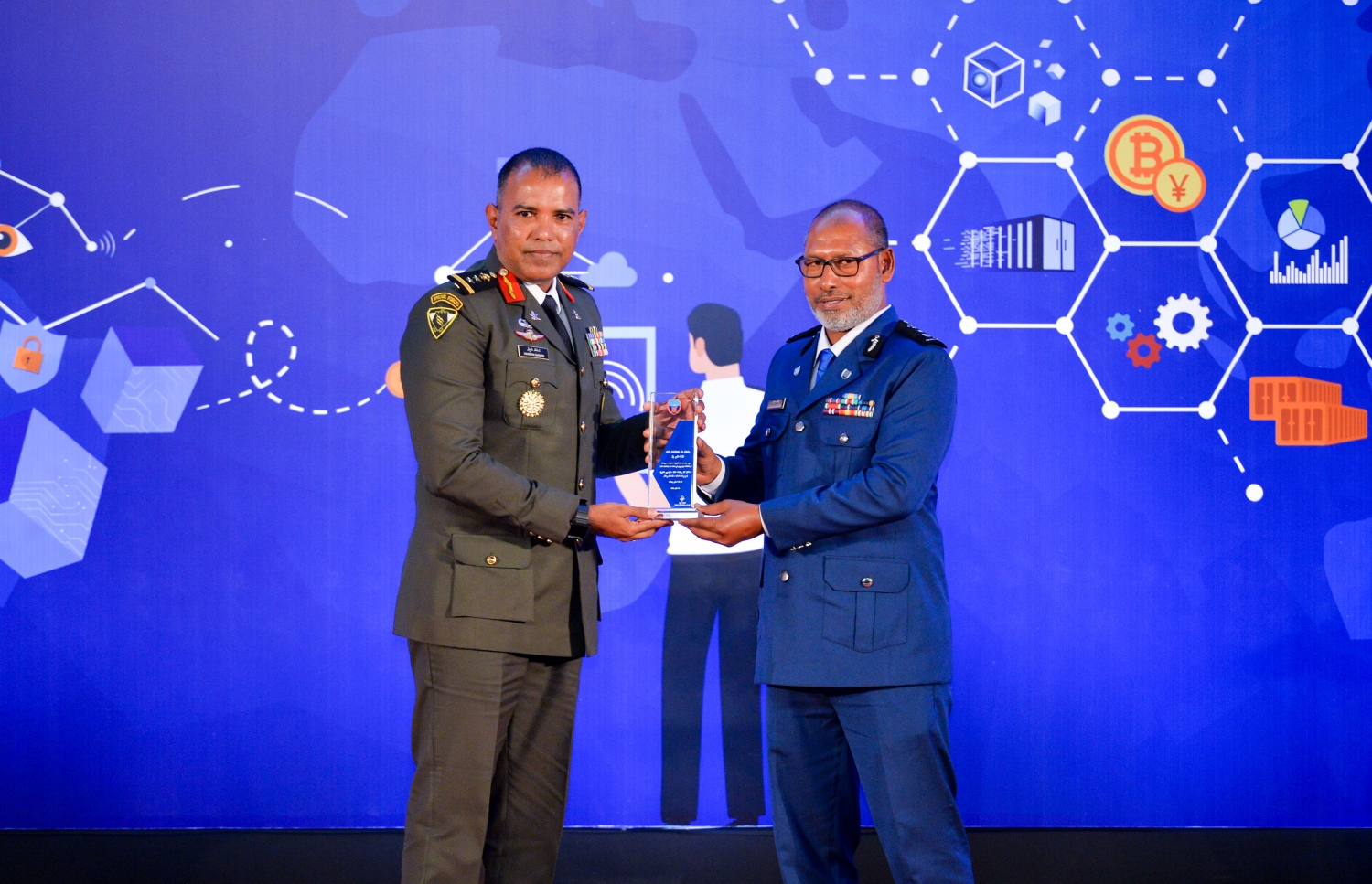 ކަސްޓަމްސްގެ 132 ވަނަ އަހަރީ ދުވަސް ފާހަގަކުރުމަށް ދަރުބާރުގޭގައި ބޭއްވި ޖަލްސާގައި ކޮމިޝަނާ ޖެނެރަލް އޮފް ކަސްޓަމްސް އަބްދުﷲ ޝަރީފް (ކ) ސިފައިންގެ އިސް އޮފިސަރަކަށް ހަނދާނީ ފިލައެއް ދެއްވަނީ -- ފޮޓޯ: ރައީސް އޮފީސް