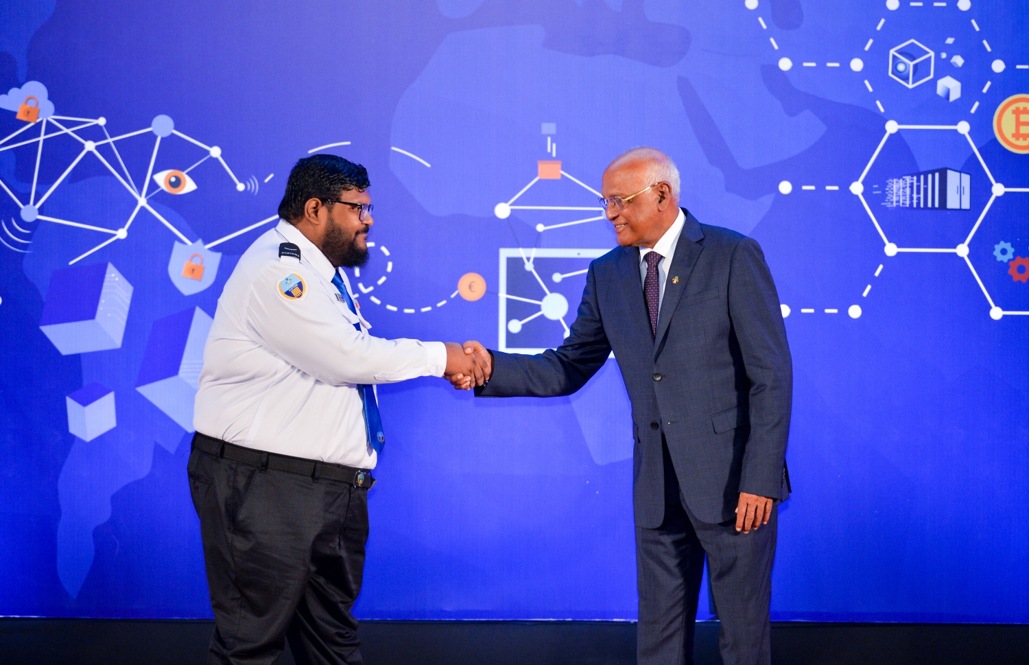 ކަސްޓަމްސްގެ 132 ވަނަ އަހަރީ ދުވަސް ފާހަގަކުރުމަށް ދަރުބާރުގޭގައި ބޭއްވި ޖަލްސާގައި ހެލްތު މިނިސްޓަރު އަހުމަދު ނަސީމް(ކ)، ކަސްޓަމްސް އޮފިސަރަކާ ސަލާމް ކުރައްވަނީ -- ފޮޓޯ: ރައީސް އޮފީސް