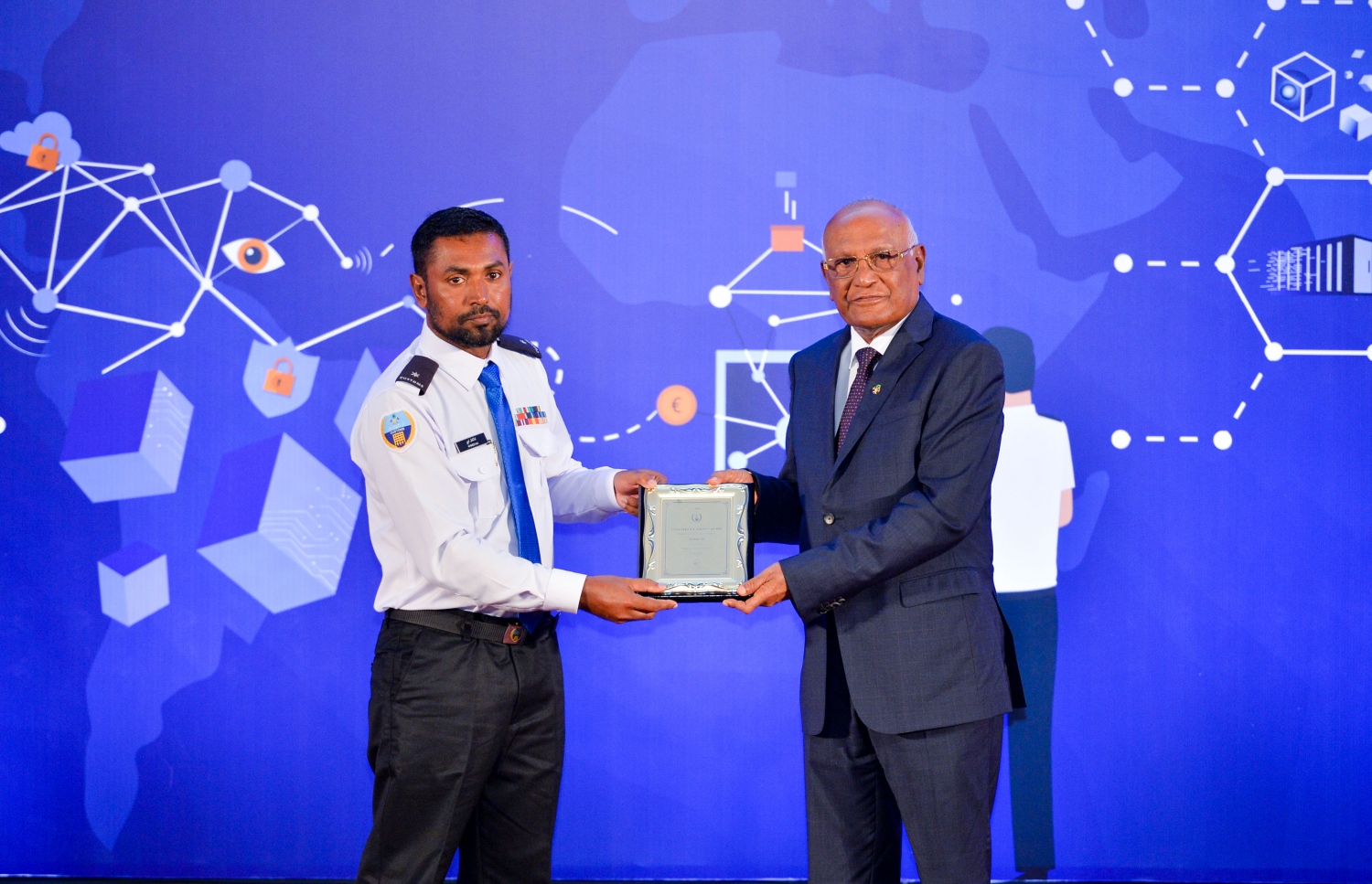 ކަސްޓަމްސްގެ 132 ވަނަ އަހަރީ ދުވަސް ފާހަގަކުރުމަށް ދަރުބާރުގޭގައި ބޭއްވި ޖަލްސާގައި ހެލްތު މިނިސްޓަރު އަހުމަދު ނަސީމް(ކ)، ކަސްޓަމްސް އޮފިސަރަކަށް ހަނދާނީ ފިލައެއް ދެއްވަނީ -- ފޮޓޯ: ރައީސް އޮފީސް