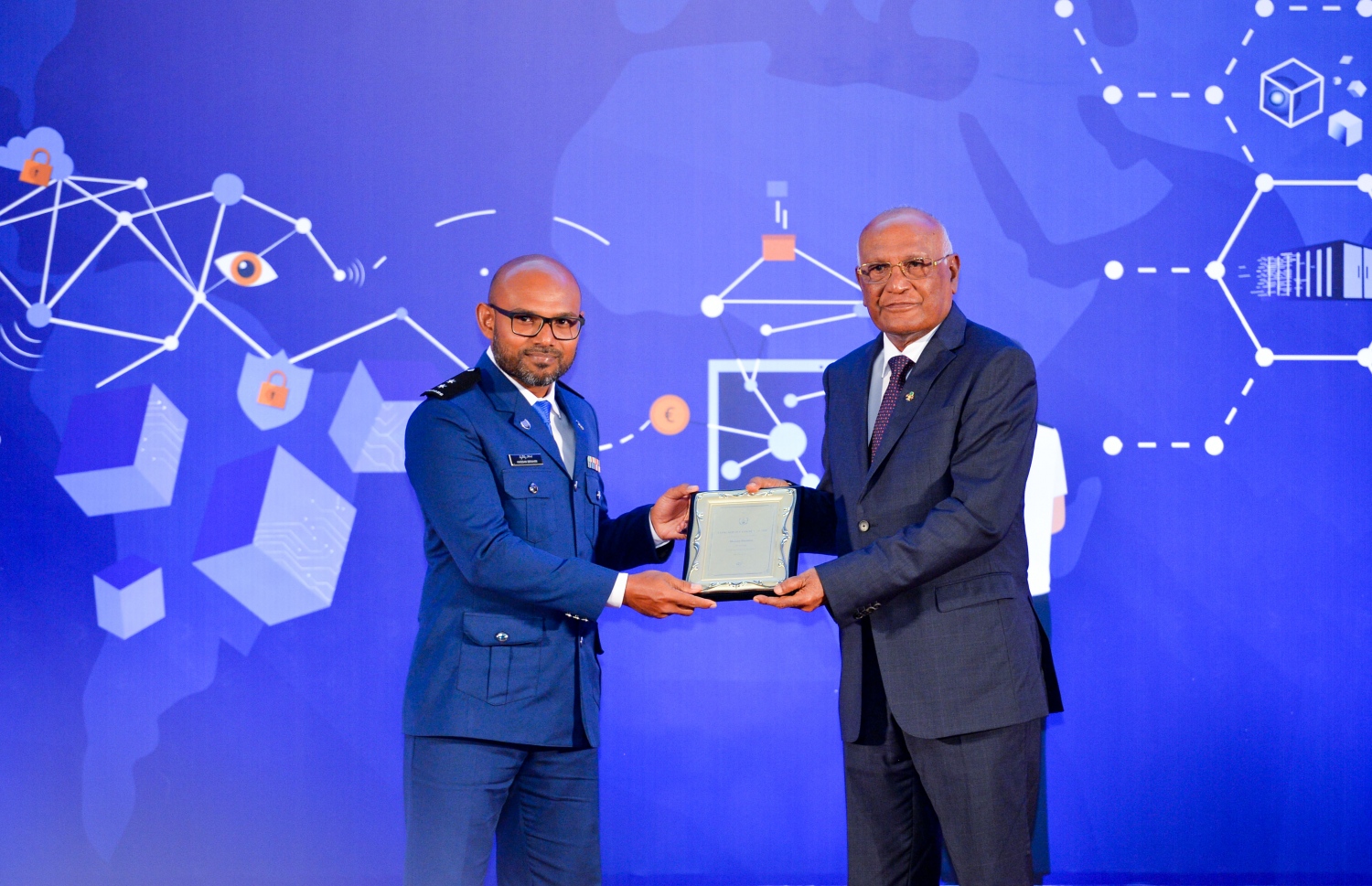 ކަސްޓަމްސްގެ 132 ވަނަ އަހަރީ ދުވަސް ފާހަގަކުރުމަށް ދަރުބާރުގޭގައި ބޭއްވި ޖަލްސާގައި ހެލްތު މިނިސްޓަރު އަހުމަދު ނަސީމް(ކ)، ކަސްޓަމްސް އޮފިސަރަކަށް ހަނދާނީ ފިލައެއް ދެއްވަނީ -- ފޮޓޯ: ރައީސް އޮފީސް