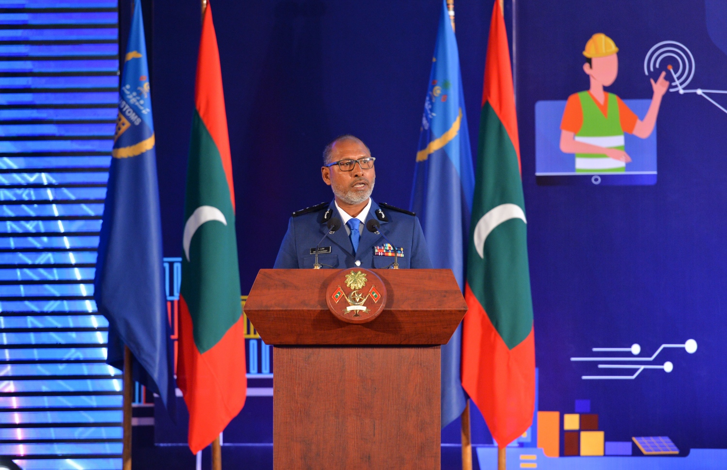 ކަސްޓަމްސްގެ 132 ވަނަ އަހަރީ ދުވަސް ފާހަގަކުރުމަށް ދަރުބާރުގޭގައި ބޭއްވި ޖަލްސާގައި ކޮމިޝަނާ ޖެނެރަލް އޮފް ކަސްޓަމްސް އަބްދުﷲ ޝަރީފް ވާހަކަ ދައްކަވަނީ.-- ފޮޓޯ: ރައީސް އޮފީސް