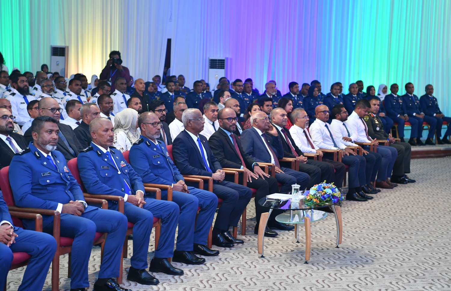 ކަސްޓަމްސްގެ 132 ވަނަ އަހަރީ ދުވަސް ފާހަގަކުރުމަށް ދަރުބާރުގޭގައި ބޭއްވި ޖަލްސާގައި ރައީސް އިބްރާހިމް މުހައްމަދު ސޯލިހު ބައިވެރިވެ ވަޑައިގަންނަވަނީ.-- ފޮޓޯ: ރައީސް އޮފީސް