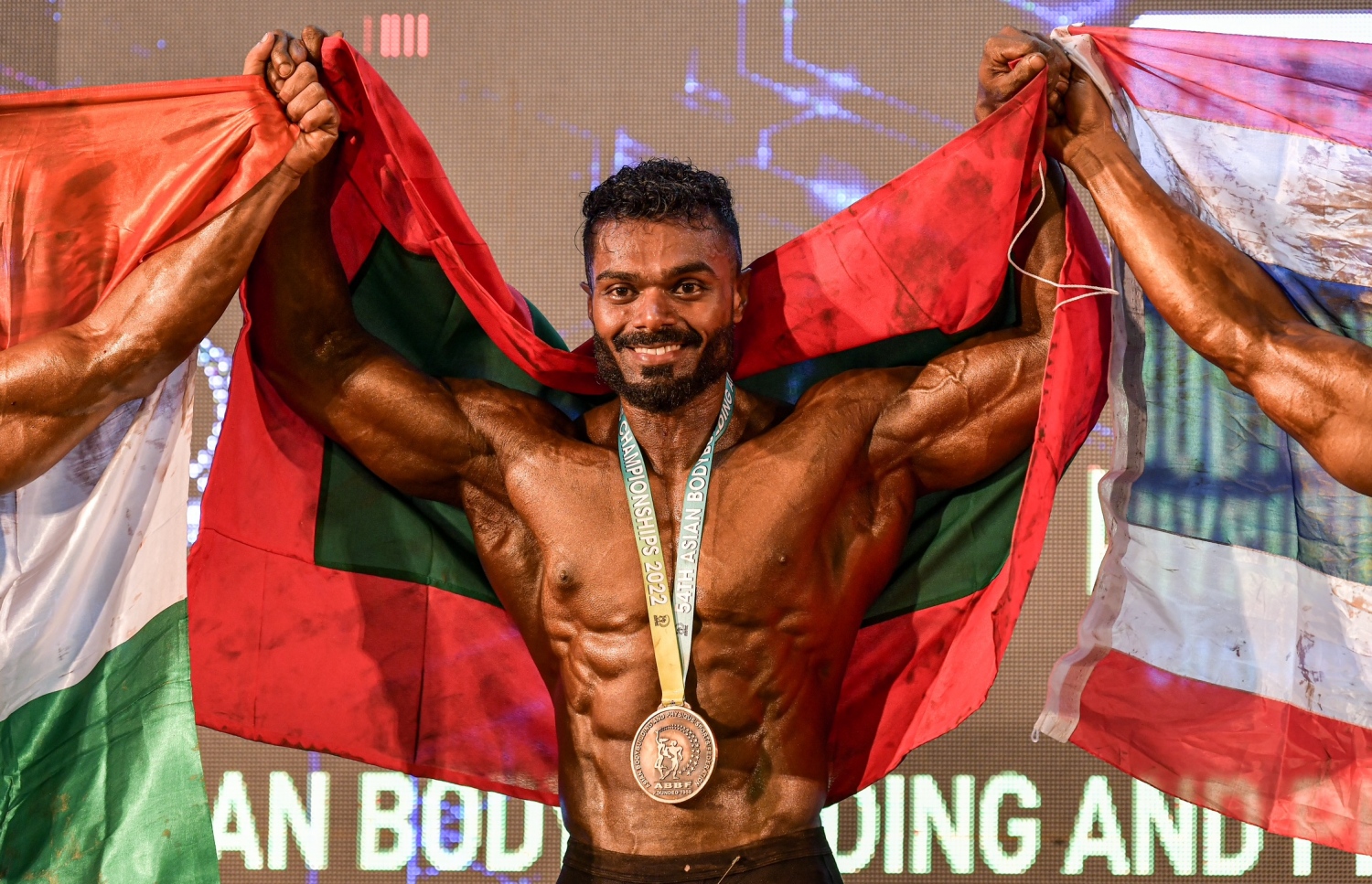 ރާއްޖޭގެ ހިމްޔާން ރަން މެޑަލް ކަރުގައި އަޅުވައިލައިގެން: އޭނާ ރަން މެޑަލް ހޯދީ އެތުލެޓިކް ފިޒިކް 175 ސީއެމް ކެޓަގަރީން. -- ފޮޓޯ: ނިޝާން އަލީ/މިހާރު