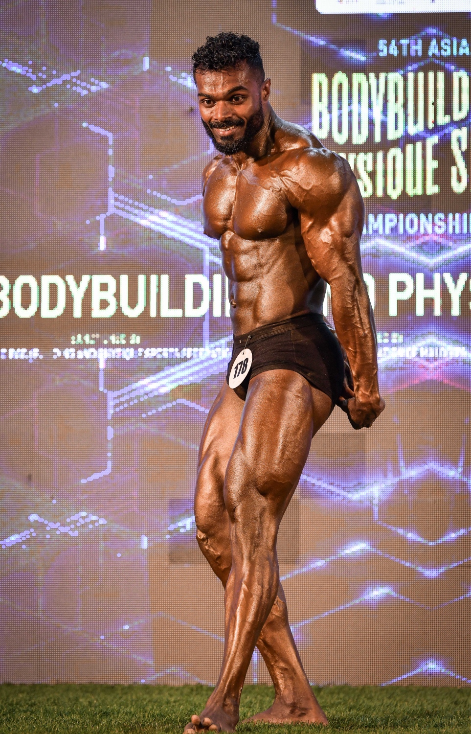 އޭޝިއަން ބޮޑީ ބިލްޑިން ޗެމްޕިއަންޝިޕްގައި ރަން މެޑަލް ހޯދި ދިވެހި އެތުލީޓް ހުސައިން ހިމްޔާން އޭނާގެ ހަށިގަނޑު ޖަޖުންނަށް ދައްކާލަނީ: މިއަދަކީ ރާއްޖޭގެ އެތުލީޓުންނަށް ކާމިޔާބު ދުވަހެއް.--- ފޮޓޯ: ނިޝާން އަލީ/މިހާރު