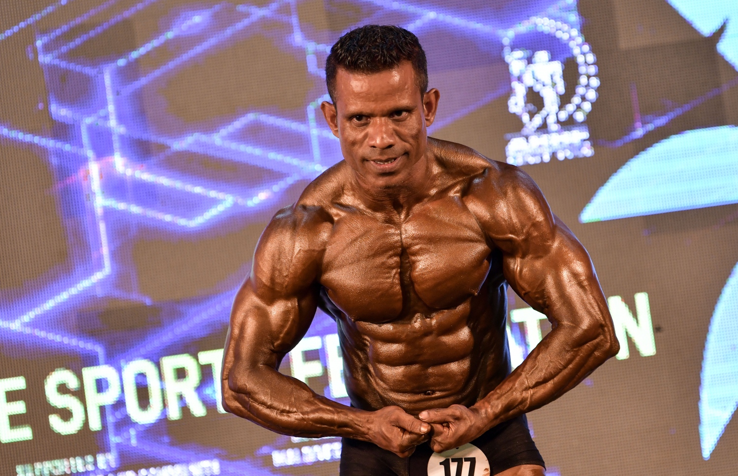 އޭޝިއަން ބޮޑީ ބިލްޑިން ޗެމްޕިއަންޝިޕްގައި ރިހި މެޑަލް ހޯދި ދިވެހި އެތުލީޓް ފަތުހުﷲ މުހައްމަދު އޭނާގެ ހަށިގަނޑު ޖަޖުންނަށް ދައްކާލަނީ.--- ފޮޓޯ: ނިޝާން އަލީ/މިހާރު