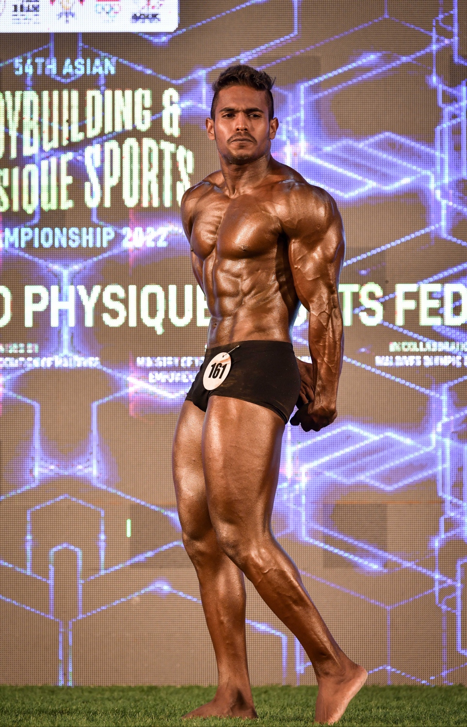 އޭޝިއަން ބޮޑީ ބިލްޑިން ޗެމްޕިއަންޝިޕްގައި ބްރޯންޒް މެޑަލް ހޯދި ދިވެހި އެތުލީޓް މުހައްމަދު ޒިދާން އޭނާގެ ހަށިގަނޑު ޖަޖުންނަށް ދައްކާލަނީ.--- ފޮޓޯ: ނިޝާން އަލީ/މިހާރު