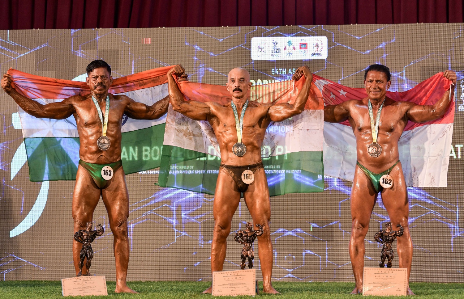 އޭޝިއަން ބޮޑީ ބިލްޑިން ޗެމްޕިއަންޝިޕްގެ މިއަދުގެ އިވެންޓުގައި ވަނަ ހޯދި އެތުލީޓުން ދިދަ އުފުލާލަނީ.--- ފޮޓޯ: ނިޝާން އަލީ/މިހާރު