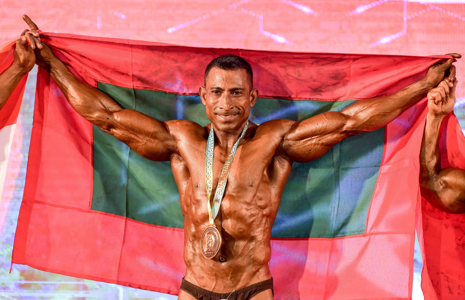 ރާއްޖޭގައި ކުރިއަށް ގެންދާ އޭޝިއަން ބޮޑީ ބިލްޑިން ޗެމްޕިއަންޝިޕްގައި މިއަދު ރަން މެޑަލް ހޯދި ދިވެހި އެތުލީޓް މުހައްމަދު މޫސާ (މޯޑް) އޭނާގެ ހަށިގަނޑު ދައްކާލަނީ.--- ފޮޓޯ: ނިޝާން އަލީ/މިހާރު