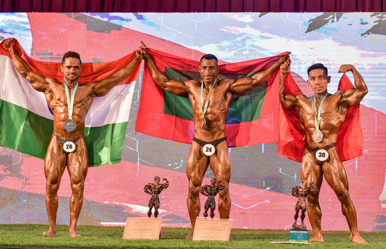 އޭޝިއަން ބޮޑީ ބިލްޑިން ޗެމްޕިއަންޝިޕްގައި މިއަދު ރަން މެޑަލް ހޯދި ދިވެހި އެތުލީޓް މުހައްމަދު މޫސާ (މޯޑް) ރަންމެޑަލް ހޯދުމަށް ފަހު، ދިވެހި ދިދައާއެކު.--- ފޮޓޯ: ނިޝާން އަލީ/މިހާރު