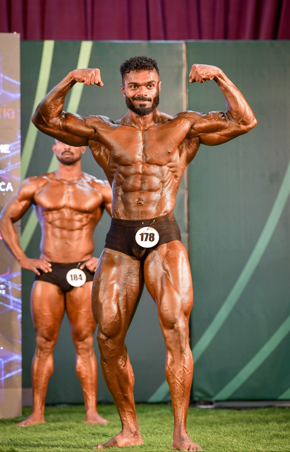 އޭޝިއަން ބޮޑީ ބިލްޑިން ޗެމްޕިއަންޝިޕްގައި މިއަދު ރަން މެޑަލް ހޯދި ދިވެހި އެތުލީޓް ހުސައިން ހިމްޔާން އޭނާގެ ހަށިގަނޑު ޖަޖުންނަށް ދައްކާލަނީ.--- ފޮޓޯ: ނިޝާން އަލީ/މިހާރު