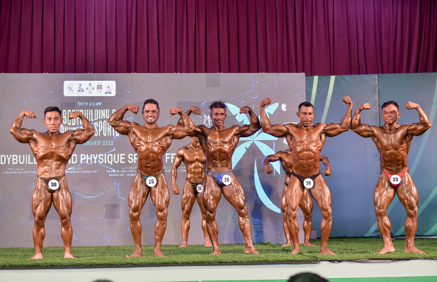 ރާއްޖޭގައި ކުރިއަށް ގެންދާ އޭޝިއަން ބޮޑީ ބިލްޑިން ޗެމްޕިއަންޝިޕްގައި މިއަދު ރަން މެޑަލް ހޯދި މުހައްމަދު މޫސާ (މޯޑް) ކ-2 އަށް އޭނާގެ ހުނަރު އެހެން ގައުމުތަކުގެ އެތުލީޓުންނާއެކު ދައްކާލަނީ.--- ފޮޓޯ: ނިޝާން އަލީ/މިހާރު