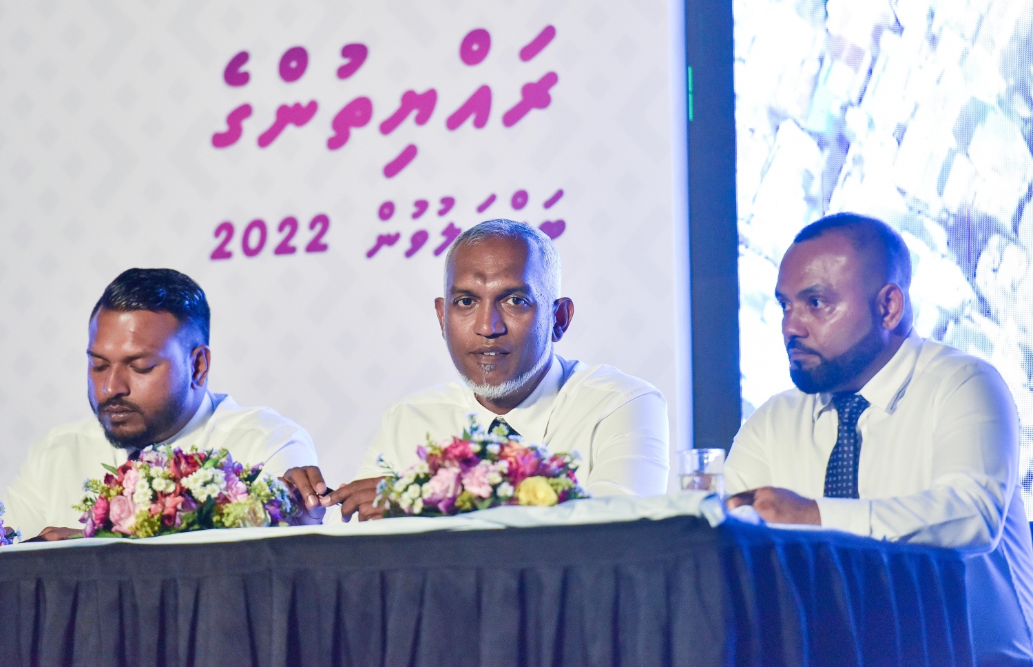 މާލެ ސިޓީ ކައުންސިލުން މާލޭގެ މީހުންނާއެކު ރޭ ބޭއްވި ބައްދަލުވުމުގައި މޭޔަރު މުއިއްޒާއި ޑެޕިއުޓީ މޭޔަރު ނަރީޝް (ވ).---ފޮޓޯ: ފަޔާޒު މޫސާ| މިހާރު