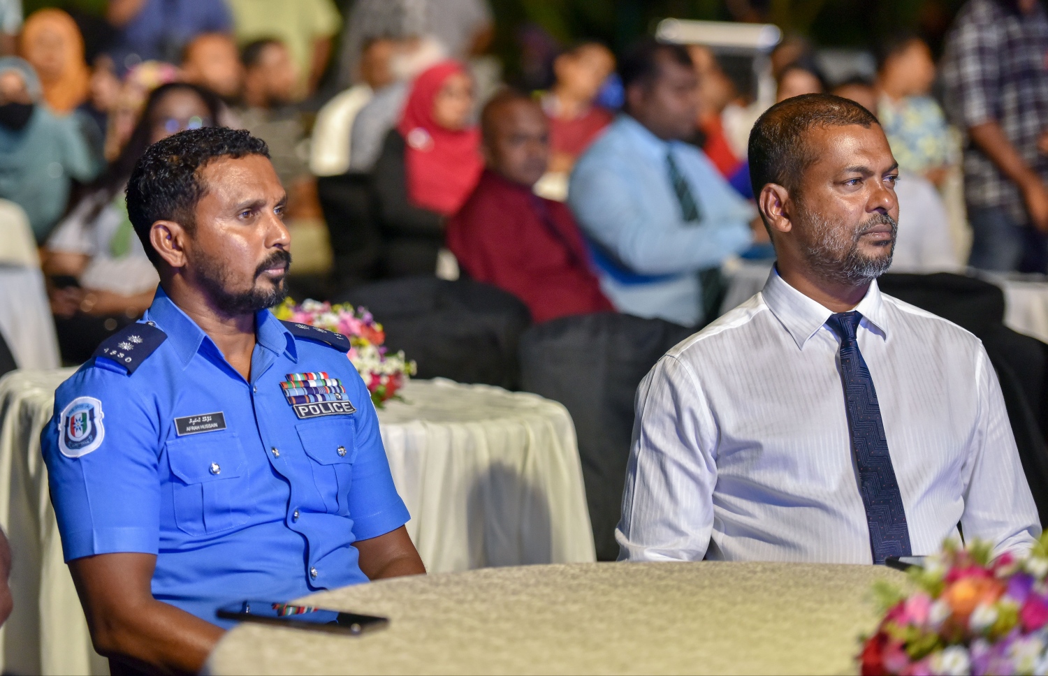 މާލޭގެ މީހުންނާއެކު ސިޓީ ކައުންސިލުން ބޭއްވި ބައްދަލުވުމުގައ ބައިވެރިވެވަޑައިގެންނެވި ކައުންސިލަރަކާއި ފުލުހުގެ އިސް އޮފިސަރަކު، މޭޔަރު ޑރ. މުއިއްޒުގެ ވާހަކަ އަޑުއައްސަވަނީ.---ފޮޓޯ: ފަޔާޒު މޫސާ| މިހާރު