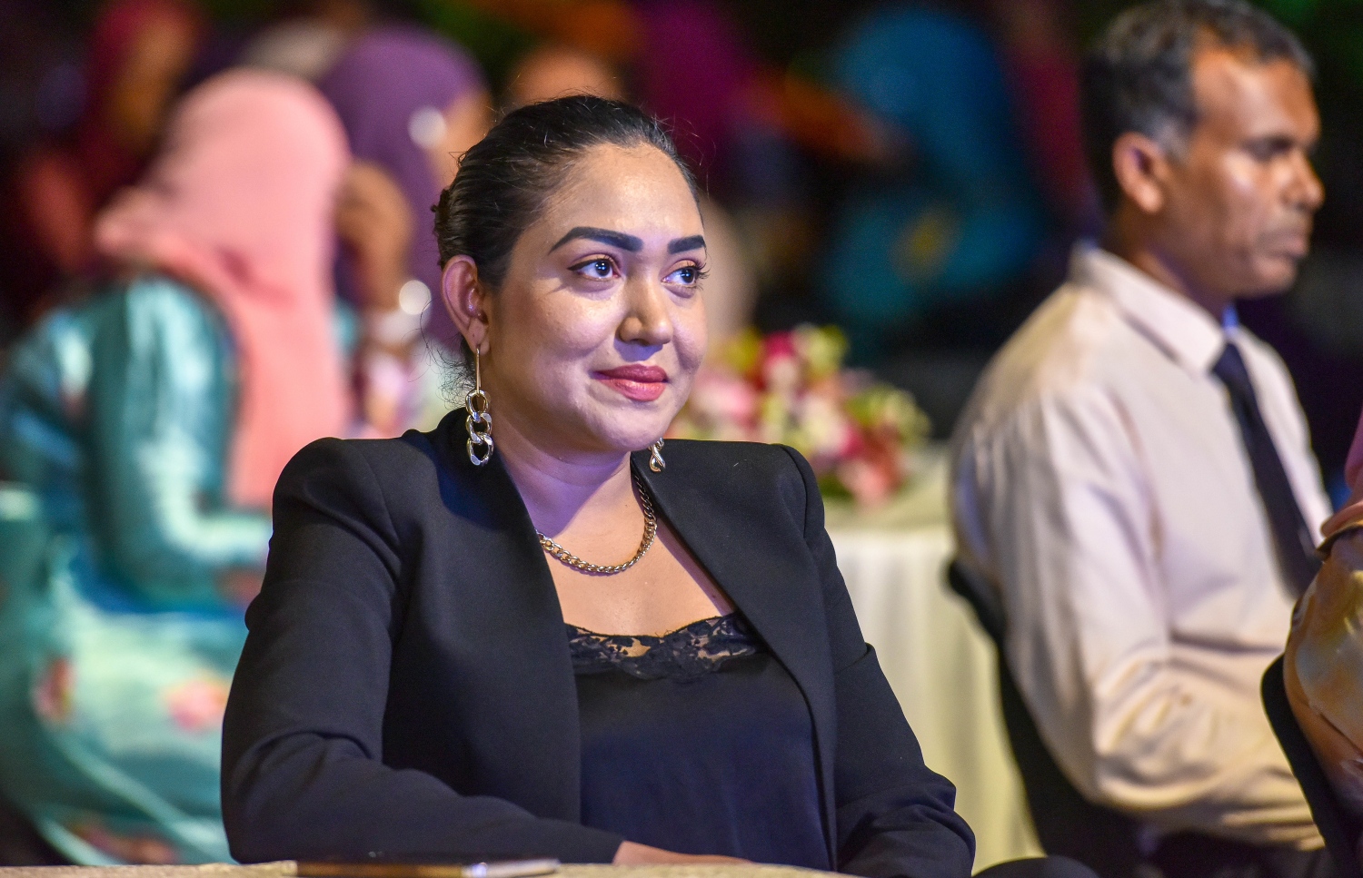 މާލޭގެ މީހުންނާއެކު ސިޓީ ކައުންސިލުން ބޭއްވި ބައްދަލުވުމުގައި ވިލިމާލެ ދާއިރާގެ ކައުންސިލް މެމްބަރު ނަހުލާ ބައިވެރިވެވަޑައިގަންނަވަނީ.---ފޮޓޯ: ފަޔާޒު މޫސާ| މިހާރު