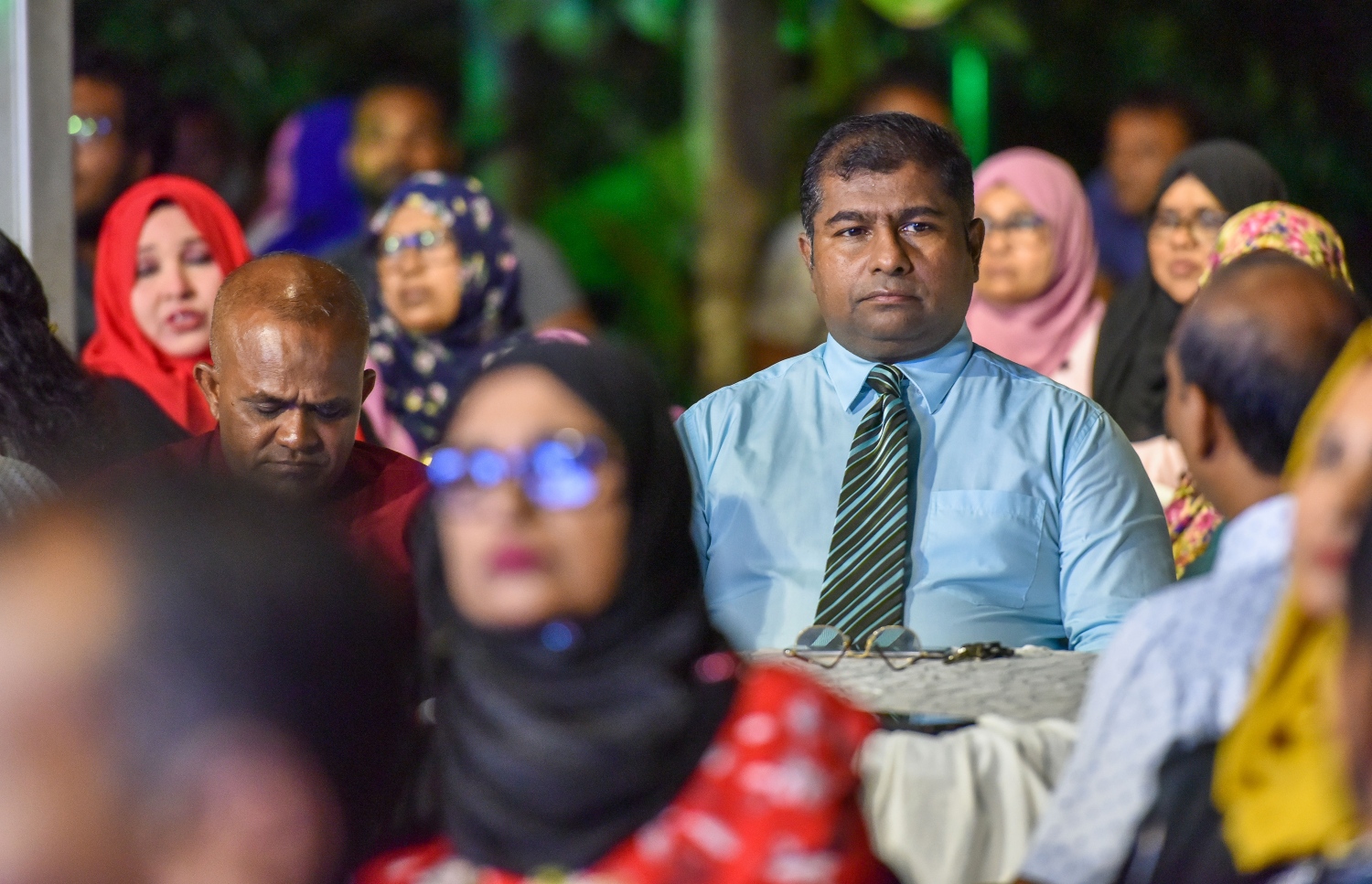 މާލޭގެ މީހުންނާއެކު ސިޓީ ކައުންސިލުން ބޭއްވި ބައްދަލުވުމުގައި ބައިވެރިވި ބައެއް މީހުން މޭޔަރު ޑރ. މުއިއްޒުގެ ވާހަކަ އަޑުއަހަނީ.---ފޮޓޯ: ފަޔާޒު މޫސާ| މިހާރު